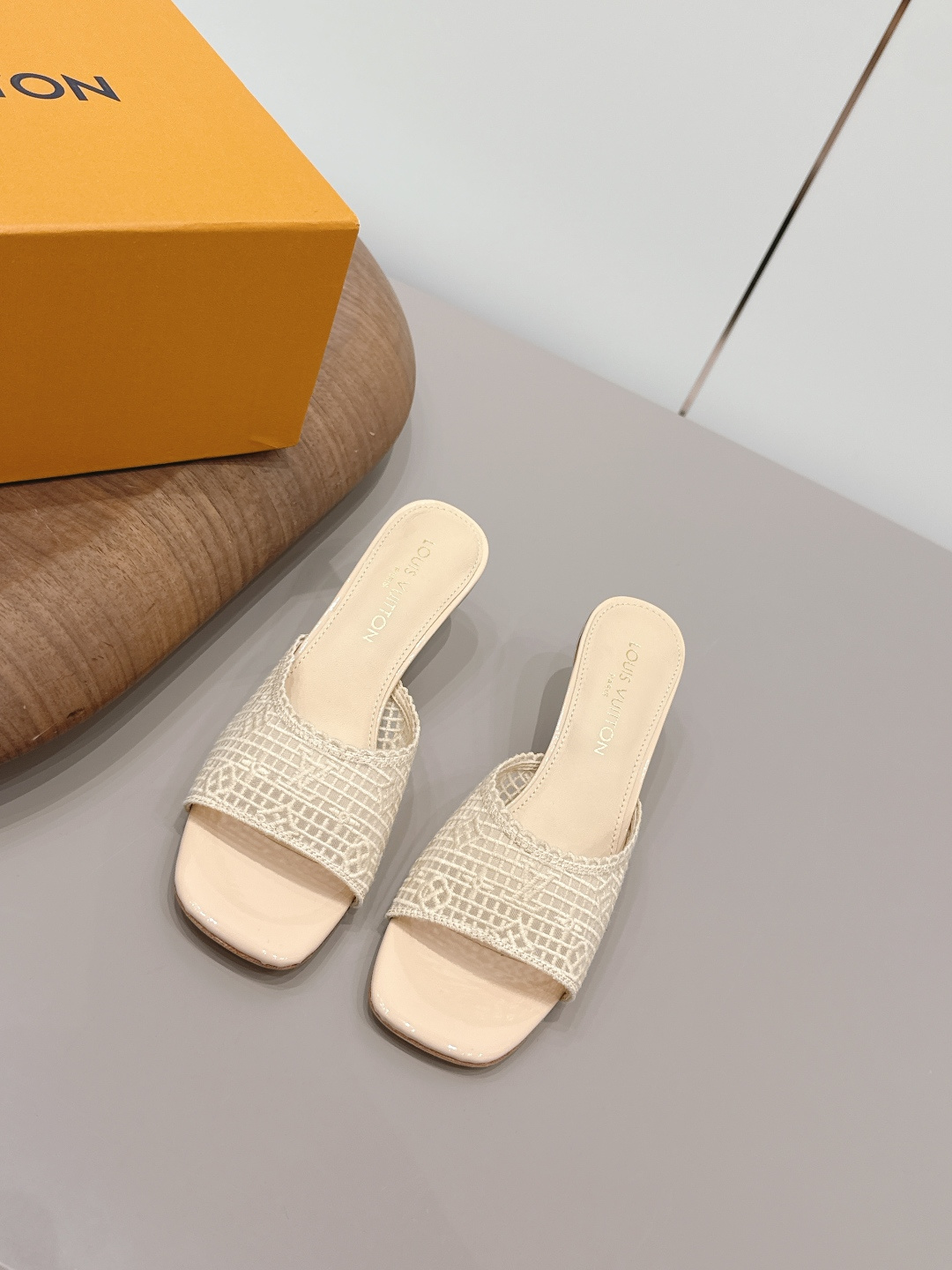NO:872689,: 'Exclusive top version' LV donkey brand 2026 vs spring and summer Paris purchasing latest popular fashion sandals series... [Round-head electric embroidery sandals] Original buckle molding Comes with original logo Super dazzling At first glance, it looks high-end and classy, making you stand out - MATERIAL Material - Fabric: Original customized mesh/electric embroidery Inner: Original customized mesh/electric embroidery Foot: Original customized sheepskin Outsole:  Original customized genuine leather outsole Heel height: 5cm Packaging: Original complete package Number of yards: 35-39 (40.41. Customization is non-refundable) Color: Official website updated simultaneously, slippers, louis vuitton, sandals, slippers, sheepskin, Leather soles19860909: 《独家顶级版本》 LV驴牌2026vs春夏夏巴黎代购最新爆款时装凉鞋系列……【圆头电绣凉拖】 原版扣开模 附带原版logo 超级炫美 一眼看上去就高端大气上档次,让你齁的柱所以主场 - MATERIAL 材质 - 面料: 原版定制网纱/电绣工艺 内里: 原版定制网纱/电绣 垫脚: 原版定制羊皮 大底: 原版定制真皮大底 跟高: 5cm 包装: 原版全套包装 码数: 35-39（40.41.定制不退换） 颜色:官网同步更新,拖鞋,louis vuitton,sandals,slippers,sheepskin,Leather soles,Women's Shoes