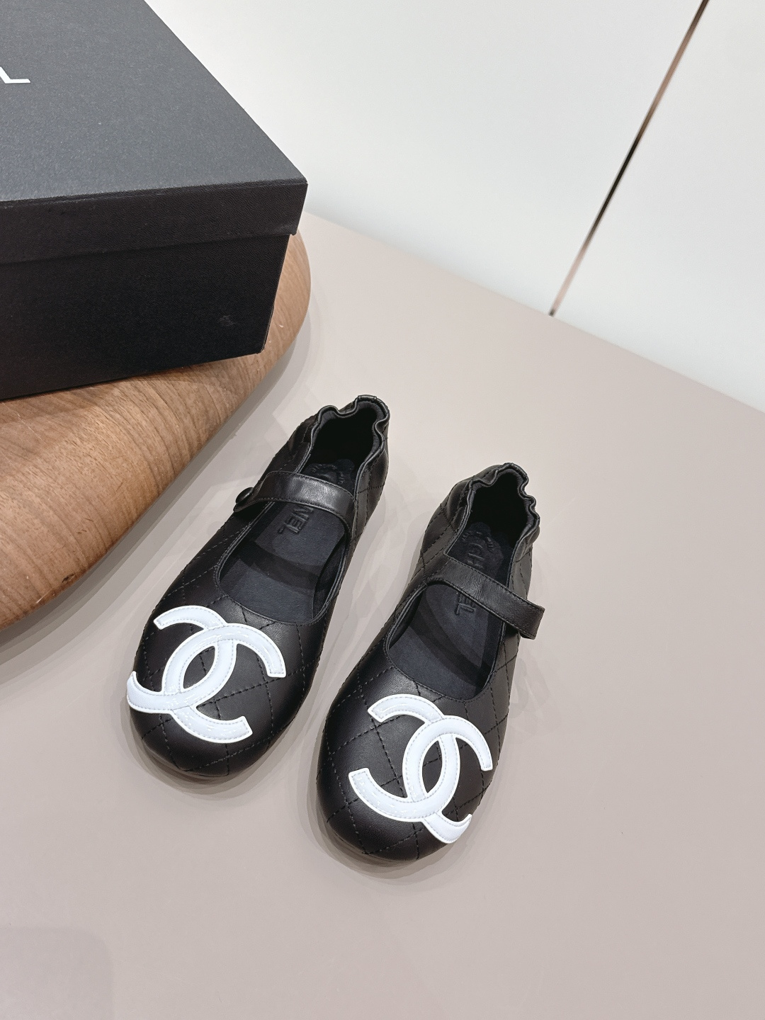 NO:872726,: 'Exclusive top version' CHANE* Xiaoxiang 26vs the latest fashion shoe series in the spring and summer counters... [Round-toe color-blocked shoes] Ms. Chanel loves simple and irresistible styles. The combination shows a unique dressing style, free mix and match to shine in place and follow the fashionable pace of Grandma Jinxiang!  !  !  The top-notch craftsmanship and texture are perfectly presented. No matter any details, you can compare them with the counters. You can enter and exit the counters at will with the best quality products!  !  Fabric: Original customized sheepskin/color matching process Lining: Original customized sheepskin Foot pads: Original customized sheepskin Outsole: Original molded TPU molded sole Heel height: 2cm Size: 35-39 (40.41. Customization is non-refundable) Packaging: Original full set of packaging Color: Official website updated simultaneously, single shoes, chanel, chanel, sheepskin19860909: 《独家顶级版本》 CHANE*小香26vs春夏专柜最新时装单鞋系列……【圆头拼色单鞋】 香奈儿女士钟爱简约又难以抗拒系 搭配展现与众不同的穿搭风格、自由混搭闪耀到位跟紧香奶奶时尚步伐！！！ 顶级工艺质感完美呈现,无论任何细节均可对比专柜,最好级别的顶级货,随意进出专柜！！ 面料: 原版定制羊皮/拼色工艺 内里: 原版定制羊皮 垫脚: 原版定制羊皮 大底: 原版开模TPU成型底 跟高: 2cm 码数: 35-39（40.41.定制不退换） 包装: 原版全套包装 颜色:官网同步更新,单鞋,chanel,chanel,sheepskin,Women's Shoes