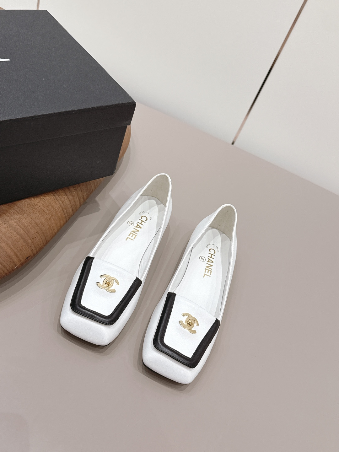 NO:872717,: 'Exclusive top version' CHANE* Xiaoxiang 26vs the latest fashion shoe series in the spring and summer counters... [Square-toe color-blocked shoes] Ms. Chanel loves simple and irresistible styles. The combination shows a unique dressing style, free mix and match to shine in place and follow the fashionable pace of Grandma Jinxiang!  !  !  The top-notch craftsmanship and texture are perfectly presented. No matter any details, you can compare them with the counters. You can enter and exit the counters at will with the best quality products!  !  Fabric: Original customized sheepskin/color matching process Lining: Original customized sheepskin Foot pads: Original customized sheepskin Outsole: Original customized leather sole Heel height: 1.0cm Size: 35-39 (40.41. Customization is non-returnable) Packaging: Original full set of packaging Color: Official website updated simultaneously, single shoes, chanel, chanel, sheepskin19860909: 《独家顶级版本》 CHANE*小香26vs春夏专柜最新时装单鞋系列……【方头拼色单鞋】 香奈儿女士钟爱简约又难以抗拒系 搭配展现与众不同的穿搭风格、自由混搭闪耀到位跟紧香奶奶时尚步伐！！！ 顶级工艺质感完美呈现,无论任何细节均可对比专柜,最好级别的顶级货,随意进出专柜！！ 面料: 原版定制羊皮/拼色工艺 内里: 原版定制羊皮 垫脚: 原版定制羊皮 大底: 原版定制真皮底 跟高: 1.0cm 码数: 35-39（40.41.定制不退换） 包装: 原版全套包装 颜色:官网同步更新,单鞋,chanel,chanel,sheepskin,Women's Shoes