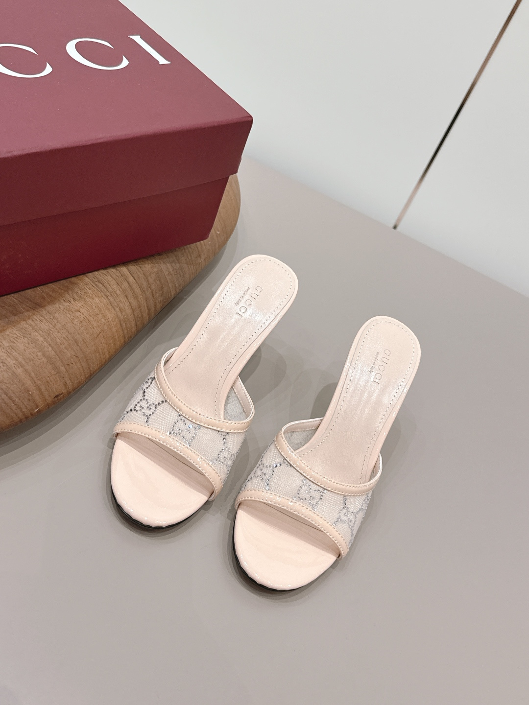 NO:872716,'Exclusive top version' G*ucci G*Chi 2026 vs spring and summer's latest popular shoe series... [Round-toe high-heeled sandals] Original quality  Authentic European style, the upper and lower feet are perfectly matched with this shoe. They are elegant and crystal clear. Regardless of the materials of the accessories, they are all customized one by one. You must go to get the original version. The whole series is full of exciting and exciting elements. The texture of different materials and the expression of textured surfaces have a strong artistic atmosphere... Upper: Original customized patent leather/mesh/hot diamond craftsmanship. Inner: Original customized sheepskin.  Feet: Original customized sheepskin Outsole: Original customized leather outsole Heel height: 8.5cm Packaging: Original full set of packaging Number of yards: 35-39 (40.41.42 customization is not returnable) Color: Official website updated simultaneously, high heels and slippers, high heels, slippers, sheepskin, Leather soles19860909《独家顶级版本》 G*ucci古*驰2026vs春夏最新爆款单鞋系列……【圆头高跟凉拖】 原单品质 原汁原味的欧式风格,上脚非常完美穿搭上配此鞋,优雅大方,晶莹剔透,无论种各配件材质,都是家独一比一定制,必到做原版零距离,整系个列都充了满令兴人奋意和外的元结素合,不同材的质,肌的理面的料表现,具有极的浓艺术气息…… 鞋面: 原版定制漆皮/网/烫钻工艺 内里: 原版定制羊皮 垫脚: 原版定制羊皮 大底: 原版定制真皮大底 跟高: 8.5cm 包装: 原版全套包装 码数: 35-39(40.41.42定制不退换) 颜色:官网同步更新,高跟鞋拖鞋,high heels,slippers,sheepskin,Leather soles,Women's Shoes
