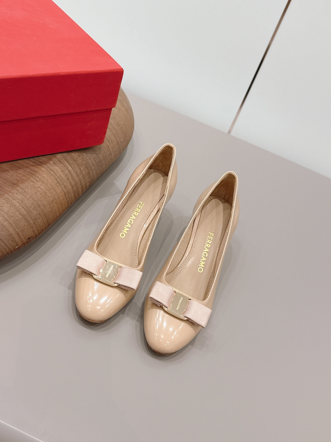 NO:872682,'Exclusive Top Version' FERRAGAMO~26vs the latest popular shoe series for spring and summer... [Round-toe mid-heel shoes] are really beautiful!  A new niche brand, every color is beautiful, every pair is handmade, the upper is full of flowers, and has the beauty of blooming flowers. Every color has a unique outfit, and every style is exclusive to everyone!  Beauty is different, that's how the world should be!  It’s super comfortable on your feet!  !  The fit is also very friendly!  Original custom-made patent leather upper, original custom-made sheepskin lining, original custom-made leather outsole, heel height 5cm, size 35-39 (34.40.41.42. Customization is non-returnable). Colors are updated simultaneously on the official website, high-heeled shoes, ferragamo, high heels, sheepskin19860909《独家顶级版本》 FERRAGAMO～26vs春夏最新爆款单鞋系列…【圆头中跟单鞋】 真的的美死了！新款小众品牌,每一个颜色都很好看 每一双都是手工制作,鞋面繁花,有繁花似锦的美意 每一个颜色都有独特的穿搭,搭配出的每种风格,都是每个人的专属！ 美丽各有不同,世界本该如此！上脚超级舒适的哦！！版型也很友好！ 鞋面原版定制漆皮 内里原版定制羊皮 大底原版定制真皮底 跟高5cm 码数35-39（34.40.41.42.定制不退换） 颜色官网同步更新,高跟鞋单鞋,ferragamo,high heels,sheepskin,Women's Shoes