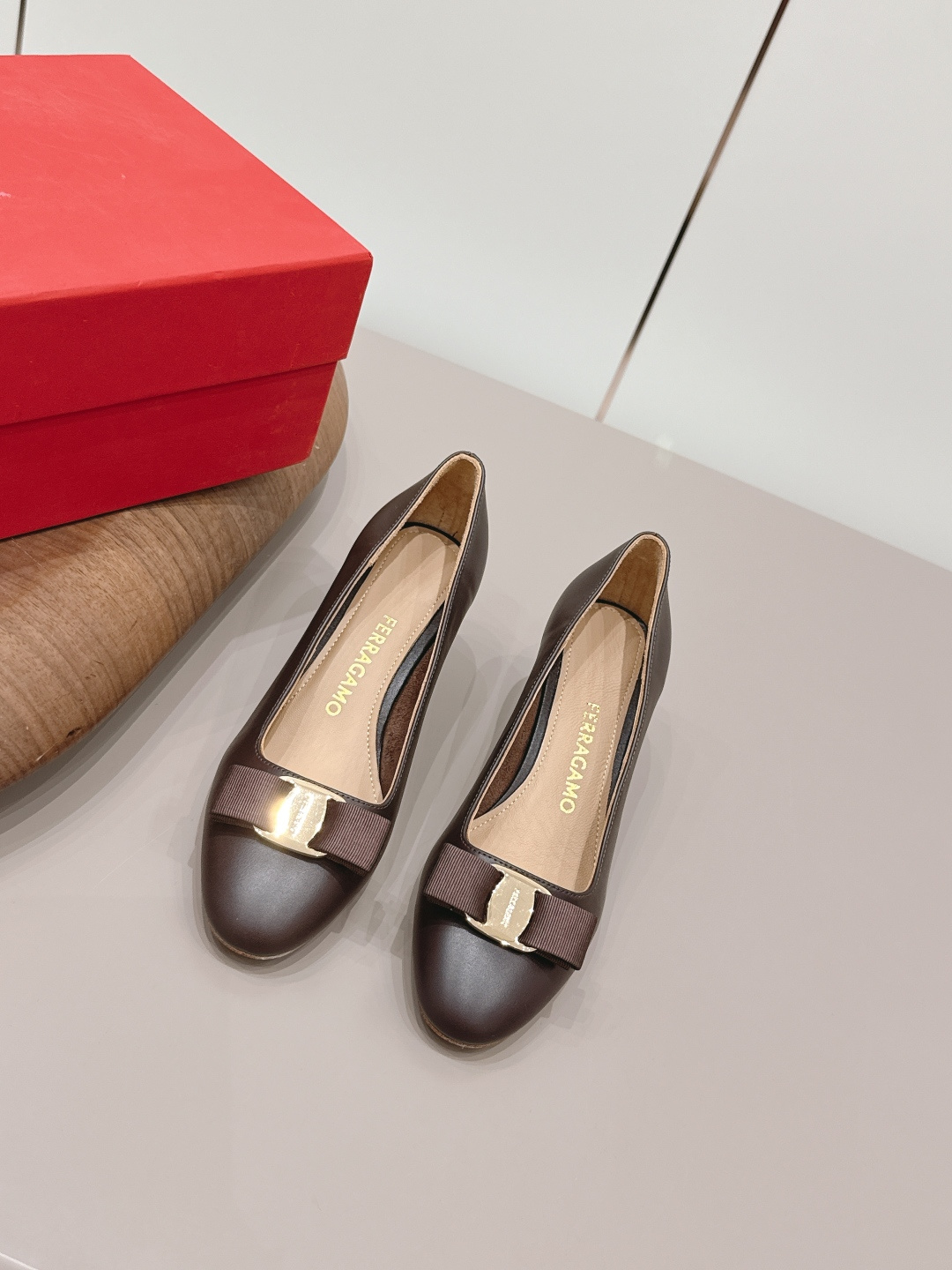 NO:872672,'Exclusive Top Version' FERRAGAMO~26vs the latest popular shoe series for spring and summer... [Round-toe mid-heel shoes] are really beautiful!  A new niche brand, every color is beautiful, every pair is handmade, the upper is full of flowers, and has the beauty of blooming flowers. Every color has a unique outfit, and every style is exclusive to everyone!  Beauty is different, that's how the world should be!  It’s super comfortable on your feet!  !  The fit is also very friendly!  Original custom-made sheepskin upper, original custom-made sheepskin lining, original custom-made leather outsole, heel height 5cm, size 35-39 (34.40.41.42. Customization is non-returnable). Colors are updated simultaneously on the official website, high-heeled shoes, ferragamo, high heels, sheepskin19860909《独家顶级版本》 FERRAGAMO～26vs春夏最新爆款单鞋系列…【圆头中跟单鞋】 真的的美死了！新款小众品牌,每一个颜色都很好看 每一双都是手工制作,鞋面繁花,有繁花似锦的美意 每一个颜色都有独特的穿搭,搭配出的每种风格,都是每个人的专属！ 美丽各有不同,世界本该如此！上脚超级舒适的哦！！版型也很友好！ 鞋面原版定制羊皮 内里原版定制羊皮 大底原版定制真皮底 跟高5cm 码数35-39（34.40.41.42.定制不退换） 颜色官网同步更新,高跟鞋单鞋,ferragamo,high heels,sheepskin,Women's Shoes