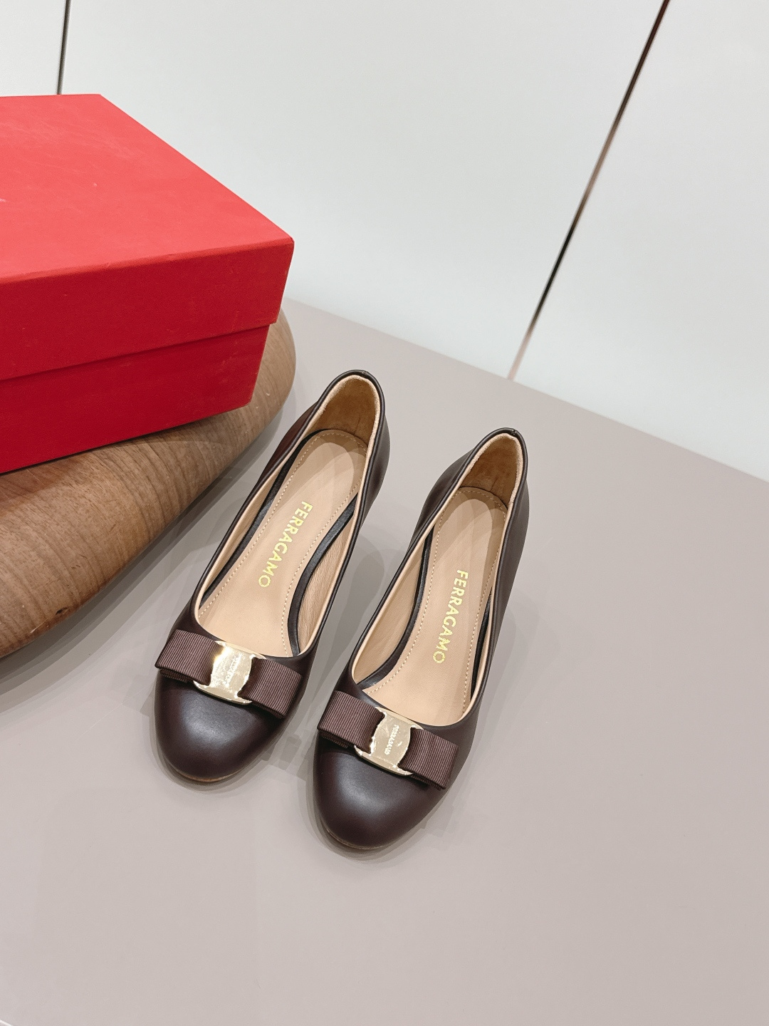 NO:872653,'Exclusive Top Version' FERRAGAMO~26vs the latest popular shoe series for spring and summer... [Round-toe mid-heel shoes] are really beautiful!  A new niche brand, every color is beautiful, every pair is handmade, the upper is full of flowers, and has the beauty of blooming flowers. Every color has a unique outfit, and every style is exclusive to everyone!  Beauty is different, that's how the world should be!  It’s super comfortable on your feet!  !  The fit is also very friendly!  Original custom-made sheepskin upper, original custom-made sheepskin lining, original custom-made leather outsole, heel height 7cm, size 35-39 (34.40.41.42. Customization is non-refundable). Colors are updated simultaneously on the official website, high-heeled shoes, ferragamo, high heels, sheepskin19860909《独家顶级版本》 FERRAGAMO～26vs春夏最新爆款单鞋系列…【圆头中跟单鞋】 真的的美死了！新款小众品牌,每一个颜色都很好看 每一双都是手工制作,鞋面繁花,有繁花似锦的美意 每一个颜色都有独特的穿搭,搭配出的每种风格,都是每个人的专属！ 美丽各有不同,世界本该如此！上脚超级舒适的哦！！版型也很友好！ 鞋面原版定制羊皮 内里原版定制羊皮 大底原版定制真皮底 跟高7cm 码数35-39（34.40.41.42.定制不退换） 颜色官网同步更新,高跟鞋单鞋,ferragamo,high heels,sheepskin,Women's Shoes