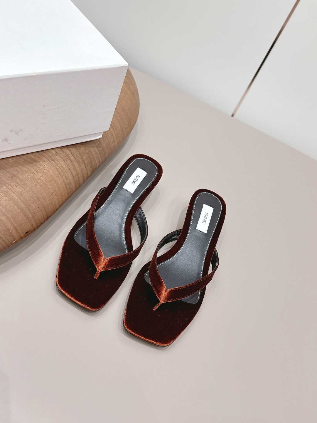 NO:872676,: 'Exclusive top version' TOTEME niche trendy brand 26vs new spring and summer sandals series... [Square-toe flip-flops] The original version has better comfort and wrapping than the original one. Full of personality, it is easy to match with various styles of clothes... Fabric: Original customized velvet Lining: Original customized sheepskin Feet: Original customized sheepskin Outsole: Original customized genuine leather sole Heel height: 3.5cm Packaging: Original complete package Code number:  35-39 (40.41. Customization is non-returnable) Colors are updated simultaneously on the official website, split-toe shoes, sandals, sheepskin19860909: 《独家顶级版本》 TOTEME小众潮牌26vs春夏新款凉鞋系列……【方头夹趾凉拖】 原版一比一打造舒适度、包裹性都比较好.个性十足,很好驾驭各种风格衣服搭配…… 面料: 原版定制天鹅绒 内里: 原版定制羊皮 垫脚: 原版定制羊皮 大底: 原版定制真皮底 跟高: 3.5cm 包装: 原版全套包装 码数: 35-39（40.41.定制不退换） 颜色官网同步更新,分趾鞋,sandals,sheepskin,Women's Shoes