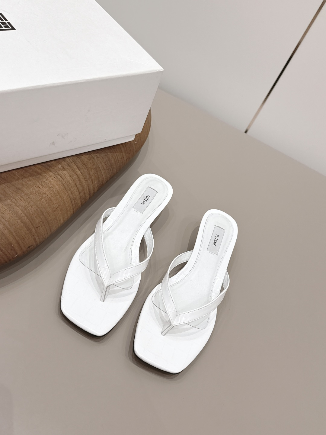 NO:872666,: 'Exclusive top version' TOTEME niche trendy brand 26vs new spring and summer sandals series... [Square-toe flip-flops] The original version has better comfort and wrapping than the original version. It is full of personality and easy to match with various styles of clothes... Fabric: Original customized cowhide Lining: Original customized sheepskin Foot pads: Original customized sheepskin Outsole: Original customized genuine leather sole Heel height: 3.5cm Packaging: Original full set of packaging Code number:  35-39 (40.41. Customization is non-returnable) Colors are updated simultaneously on the official website, split-toe shoes, sandals, cowhide, sheepskin19860909: 《独家顶级版本》 TOTEME小众潮牌26vs春夏新款凉鞋系列……【方头夹趾凉拖】 原版一比一打造舒适度、包裹性都比较好.个性十足,很好驾驭各种风格衣服搭配…… 面料: 原版定制牛皮 内里: 原版定制羊皮 垫脚: 原版定制羊皮 大底: 原版定制真皮底 跟高: 3.5cm 包装: 原版全套包装 码数: 35-39（40.41.定制不退换） 颜色官网同步更新,分趾鞋,sandals,cowhide,sheepskin,Women's Shoes