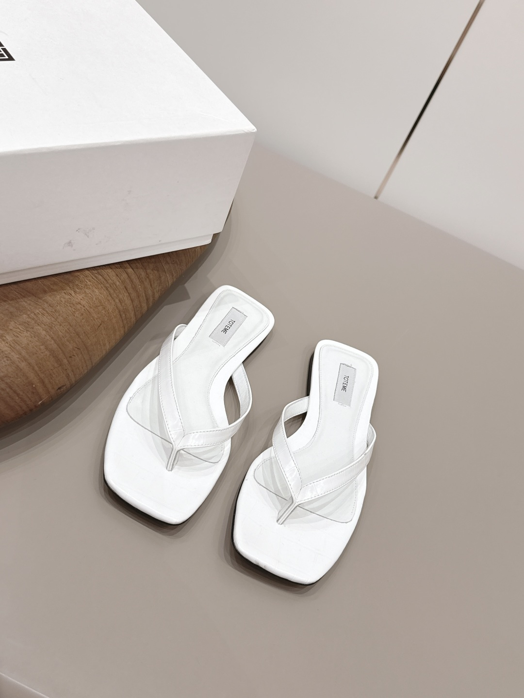 NO:872685,: 'Exclusive top version' TOTEME niche trendy brand 26vs new spring and summer sandals series... [Square-toe flip-flops] The original version has better comfort and wrapping than the original version. It is full of personality and easy to match with various styles of clothes... Fabric: Original customized cowhide Lining: Original customized sheepskin Foot pads: Original customized sheepskin Outsole: Original customized genuine leather sole Heel height: 1.0cm Packaging: Original full set of packaging Code number:  35-39 (40.41. Customization is non-returnable) Colors are updated simultaneously on the official website, split-toe shoes, sandals, cowhide, sheepskin19860909: 《独家顶级版本》 TOTEME小众潮牌26vs春夏新款凉鞋系列……【方头夹趾凉拖】 原版一比一打造舒适度、包裹性都比较好.个性十足,很好驾驭各种风格衣服搭配…… 面料: 原版定制牛皮 内里: 原版定制羊皮 垫脚: 原版定制羊皮 大底: 原版定制真皮底 跟高: 1.0cm 包装: 原版全套包装 码数: 35-39（40.41.定制不退换） 颜色官网同步更新,分趾鞋,sandals,cowhide,sheepskin,Women's Shoes