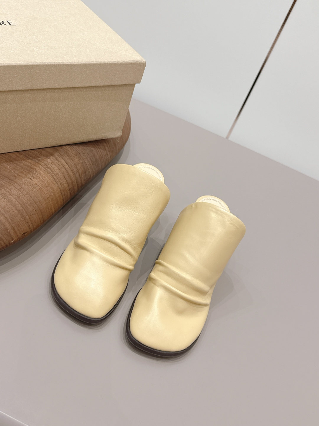NO:872735,'Exclusive Top Version' Niche trendy brand LEMAIRE~26vs the latest popular shoe series in early spring... [Round toe thick heel half slippers] are really beautiful!  A new niche brand, every color is beautiful, every pair is handmade, the upper is full of flowers, and has the beauty of blooming flowers. Every color has a unique outfit, and every style is exclusive to everyone!  Beauty is different, that's how the world should be!  It’s super comfortable on your feet!  !  The fit is also very friendly!  Original custom-made sheepskin upper, original custom-made sheepskin lining, original custom-made leather outsole, heel height 8cm, size 35-39 (40.41. Customization is non-refundable), colors are updated simultaneously on the official website, semi-high heels, high heels, sheepskin, Leather soles19860909《独家顶级版本》 小众潮牌LEMAIRE～26vs早春最新爆款单鞋系列…【圆头粗跟半拖单鞋】 真的的美死了！新款小众品牌,每一个颜色都很好看 每一双都是手工制作,鞋面繁花,有繁花似锦的美意 每一个颜色都有独特的穿搭,搭配出的每种风格,都是每个人的专属！ 美丽各有不同,世界本该如此！上脚超级舒适的哦！！版型也很友好！ 鞋面原版定制羊皮 内里原版定制羊皮 大底原版定制真皮大底 跟高8cm 码数35-39（40.41.定制不退换） 颜色官网同步更新,半拖高跟鞋,high heels,sheepskin,Leather soles,Women's Shoes