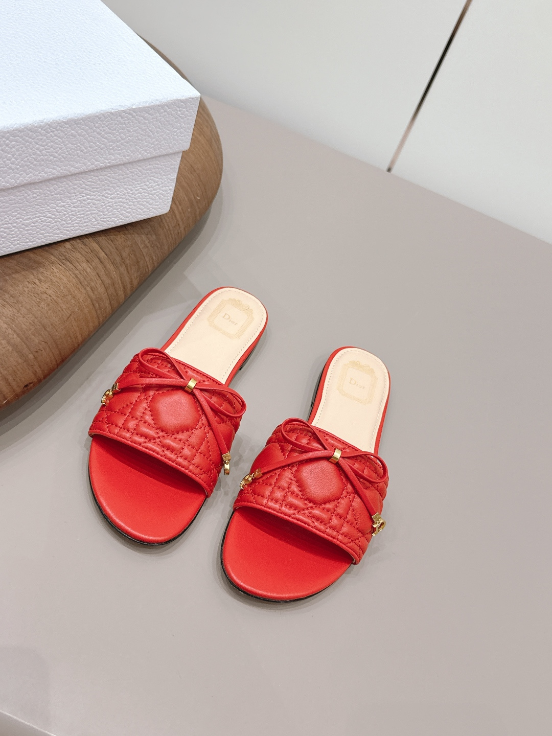 NO:872641,'Exclusive top version' Dior 26vs new spring and summer fashion sandals series... [Round-toe electric embroidered sandals] Simple and super versatile. Perfect and luxurious on the feet, can be matched with any spring and summer clothes. The foot feels even more comfortable!  The material is a perfect replica of the original. Original disassembly and molding... Fabric original custom sheepskin Lining original custom sheepskin Foot pads original custom sheepskin Outsole Original custom leather outsole Heel height 4.5cm Original full set of packaging Code number 35-39 (40.41. Customization is non-returnable) Color: Official website updated simultaneously, slippers, dior, dior, sandals, slippers, sheepskin, Leather soles19860909《独家顶级版本》  Dior迪奥26vs春夏新款时装凉鞋系列…【圆头电绣凉拖】 简约超级百搭. 上脚完美奢华,可任意搭配,春夏服饰. 脚感更是舒适！材质原版完美复刻. 原版拆解开模… 面料原版定制羊皮 内里原版定制羊皮 垫脚原版定制羊皮 大底原版定制真皮大底 跟高4.5cm 包装原版全套包装 码数35-39（40.41.定制不退换） 颜色:官网同步更新,拖鞋,dior,dior,sandals,slippers,sheepskin,Leather soles,Women's Shoes