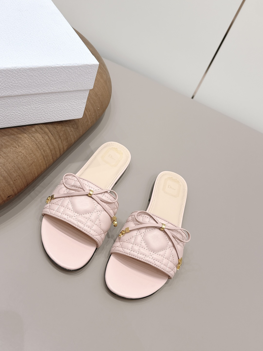 NO:872650,'Exclusive top version' Dior 26vs new spring and summer fashion sandals series... [Round-toe electric embroidered sandals] Simple and super versatile. Perfect and luxurious on the feet, can be matched with any spring and summer clothes. The foot feels even more comfortable!  The material is a perfect replica of the original. Original disassembly and molding... Fabric original custom sheepskin Lining original custom sheepskin Foot pads original custom sheepskin Outsole Original custom leather outsole Heel height 1.0cm Original full set of packaging Code number 35-39 (40.41. Customization is non-refundable) Color: Official website updated simultaneously, slippers, dior, dior, sandals, slippers, sheepskin, Leather soles19860909《独家顶级版本》  Dior迪奥26vs春夏新款时装凉鞋系列…【圆头电绣凉拖】 简约超级百搭. 上脚完美奢华,可任意搭配,春夏服饰. 脚感更是舒适！材质原版完美复刻. 原版拆解开模… 面料原版定制羊皮 内里原版定制羊皮 垫脚原版定制羊皮 大底原版定制真皮大底 跟高1.0cm 包装原版全套包装 码数35-39（40.41.定制不退换） 颜色:官网同步更新,拖鞋,dior,dior,sandals,slippers,sheepskin,Leather soles,Women's Shoes
