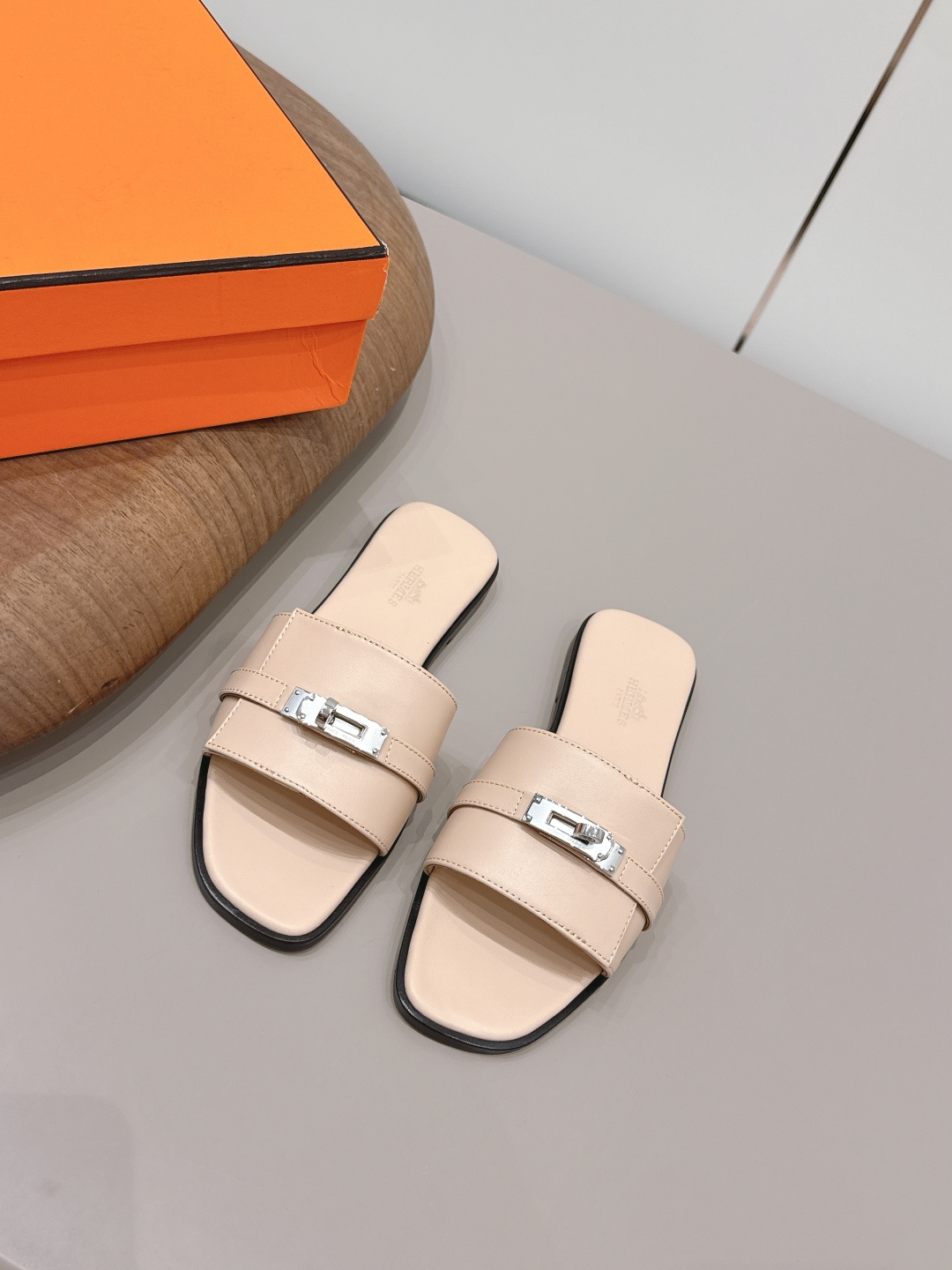 NO:872706,: With airplane case 'Exclusive top version' HERME*H Home 26 vs early spring new H sandals series... Hermès splash of color. The latest spring and summer sandals ♀ urban style Wellington has become a fashion highlight... Showing the brand's exquisite bootmaking technology, playing with contrasting fabrics and colors... A bit like an advanced version of Chelsea Love, cool, contrasting color splicing and fashion  Easy to put on and take off, the heel height is moderate, and it is not tiring to wear for a long time. It must be said that the taste of the C-position brand is good... Upper: original customized calfskin Inner: original customized calfskin Foot pads: original customized calfskin Outsole: original customized leather combination sole Heel height: 1.0cm Size: 35–39 (40-42 custom-made, non-returnable) Packaging: Original full set of packaging  Color: official website updated simultaneously, slippers, hermes, loafers, boots, slippers, cowhide19860909: 配飞机盒《独家顶级版本》  HERME*H家26vs早春新款H凉拖系列…… Hermès 飞溅色彩.最新春夏凉拖♀都市风格 Wellington成为时尚亮点……展现品牌精湛的制靴工艺,尽情玩转对比鲜明的面料与色彩…… 有点像进阶版切尔西乐福,酷,撞色拼接时尚度 方便穿脱,鞋跟高度适中,久穿不累型,得不得说C位品牌的品味就是好…… 鞋面: 原版定制小牛皮 内里: 原版定制小牛皮 垫脚: 原版定制小牛皮 大底: 原版定制真皮组合底 跟高: 1.0cm 码数: 35–39(40-42定做不退换) 包装: 原版全套包装 颜色:官网同步更新,拖鞋,hermes,loafers,boots,slippers,cowhide,Women's Shoes