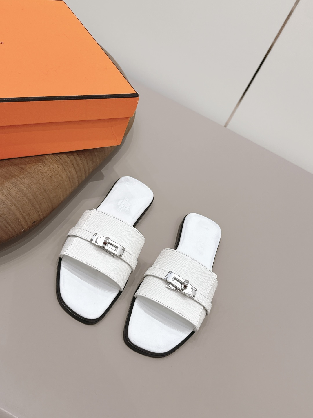 NO:872696,: With airplane case 'Exclusive top version' HERME*H Home 26 vs early spring new H sandals series... Hermès splash of color. The latest spring and summer sandals ♀ urban style Wellington has become a fashion highlight... Showing the brand's exquisite bootmaking technology, playing with contrasting fabrics and colors... A bit like an advanced version of Chelsea Love, cool, contrasting color splicing and fashion  Easy to put on and take off, the heel height is moderate, and it is not tiring to wear for a long time. It must be said that the taste of C-level brands is good... Upper: original customized embossed calfskin Inner: original customized calfskin Foot pads: original customized calfskin Outsole: original customized genuine leather combination sole Heel height: 1.0cm Size: 35–39 (40-42 custom-made, non-returnable) Packaging: Original full set of packaging  Color: official website updated simultaneously, slippers, hermes, loafers, boots, slippers, cowhide19860909: 配飞机盒《独家顶级版本》  HERME*H家26vs早春新款H凉拖系列…… Hermès 飞溅色彩.最新春夏凉拖♀都市风格 Wellington成为时尚亮点……展现品牌精湛的制靴工艺,尽情玩转对比鲜明的面料与色彩…… 有点像进阶版切尔西乐福,酷,撞色拼接时尚度 方便穿脱,鞋跟高度适中,久穿不累型,得不得说C位品牌的品味就是好…… 鞋面: 原版定制压纹小牛皮 内里: 原版定制小牛皮 垫脚: 原版定制小牛皮 大底: 原版定制真皮组合底 跟高: 1.0cm 码数: 35–39(40-42定做不退换) 包装: 原版全套包装 颜色:官网同步更新,拖鞋,hermes,loafers,boots,slippers,cowhide,Women's Shoes