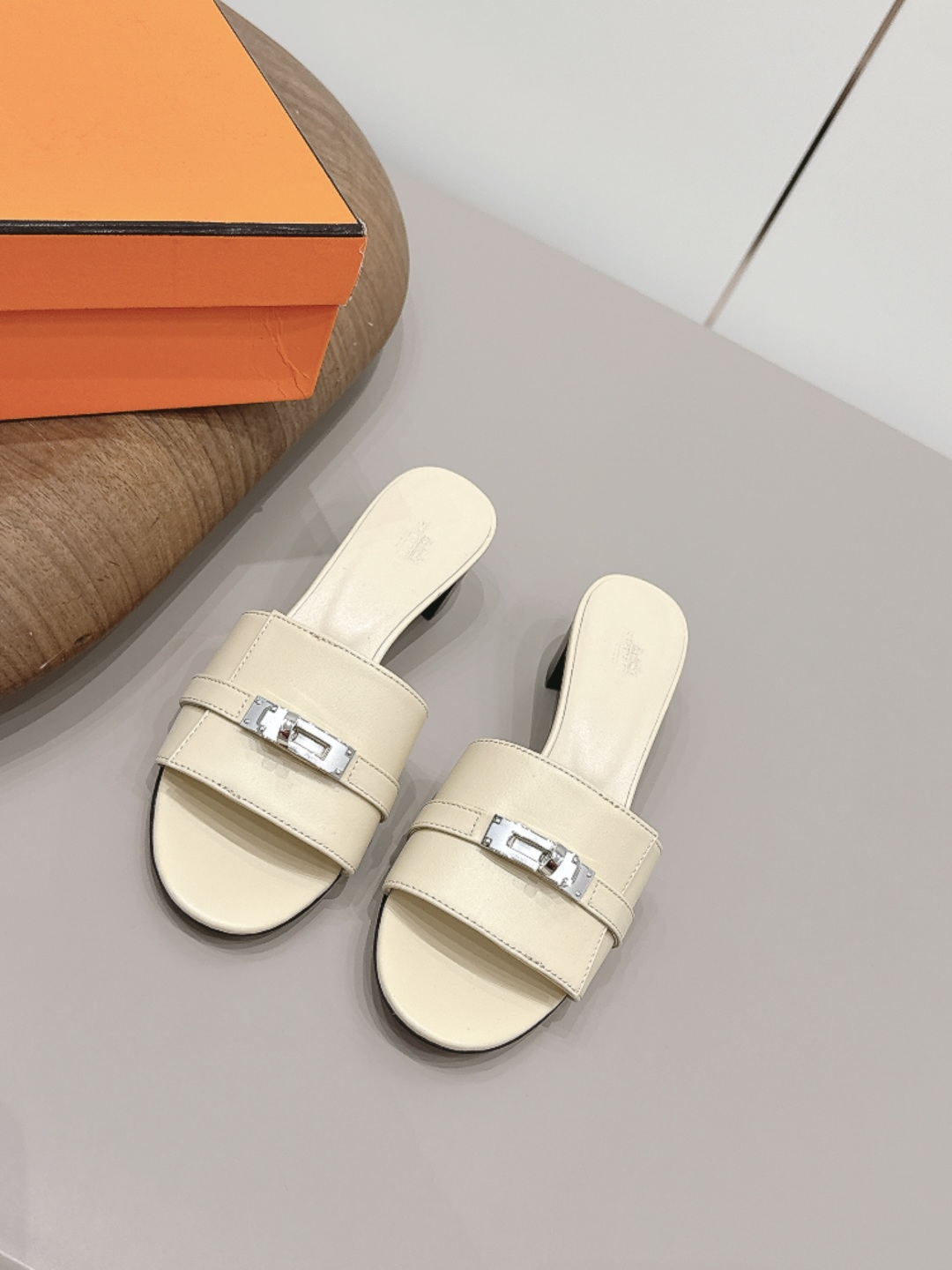 NO:872687,: With airplane case 'Exclusive top version' HERME*H Home 26 vs early spring new H sandals series... Hermès splash of color. The latest spring and summer sandals ♀ urban style Wellington has become a fashion highlight... Showing the brand's exquisite bootmaking technology, playing with contrasting fabrics and colors... A bit like an advanced version of Chelsea Love, cool, contrasting color splicing and fashion  Easy to put on and take off, the heel height is moderate, and it is not tiring to wear for a long time. It must be said that the taste of C-level brands is good... Upper: original customized calfskin Inner: original customized calfskin Foot pads: original customized calfskin Outsole: original customized leather combination sole Heel height: 5cm Size: 35–39 (40-42 custom-made, non-returnable) Packaging: Original full set of packaging  Color: official website updated simultaneously, slippers, hermes, loafers, boots, slippers, cowhide19860909: 配飞机盒《独家顶级版本》  HERME*H家26vs早春新款H凉拖系列…… Hermès 飞溅色彩.最新春夏凉拖♀都市风格 Wellington成为时尚亮点……展现品牌精湛的制靴工艺,尽情玩转对比鲜明的面料与色彩…… 有点像进阶版切尔西乐福,酷,撞色拼接时尚度 方便穿脱,鞋跟高度适中,久穿不累型,得不得说C位品牌的品味就是好…… 鞋面: 原版定制小牛皮 内里: 原版定制小牛皮 垫脚: 原版定制小牛皮 大底: 原版定制真皮组合底 跟高: 5cm 码数: 35–39(40-42定做不退换) 包装: 原版全套包装 颜色:官网同步更新,拖鞋,hermes,loafers,boots,slippers,cowhide,Women's Shoes