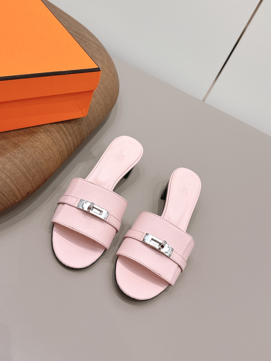 NO:872678,: With airplane case 'Exclusive top version' HERME*H Home 26 vs early spring new H sandals series... Hermès splash of color. The latest spring and summer sandals ♀ urban style Wellington has become a fashion highlight... Showing the brand's exquisite bootmaking technology, playing with contrasting fabrics and colors... A bit like an advanced version of Chelsea Love, cool, contrasting color splicing and fashion  Easy to put on and take off, the heel height is moderate, and it is not tiring to wear for a long time. It must be said that the taste of C-level brands is good... Upper: original customized embossed calfskin Inner: original customized calfskin Foot pads: original customized calfskin Outsole: original customized genuine leather combination sole Heel height: 5cm Size: 35–39 (40-42 customized, non-returnable) Packaging: Original full set of packaging  Color: official website updated simultaneously, slippers, hermes, loafers, boots, slippers, cowhide19860909: 配飞机盒《独家顶级版本》  HERME*H家26vs早春新款H凉拖系列…… Hermès 飞溅色彩.最新春夏凉拖♀都市风格 Wellington成为时尚亮点……展现品牌精湛的制靴工艺,尽情玩转对比鲜明的面料与色彩…… 有点像进阶版切尔西乐福,酷,撞色拼接时尚度 方便穿脱,鞋跟高度适中,久穿不累型,得不得说C位品牌的品味就是好…… 鞋面: 原版定制压纹小牛皮 内里: 原版定制小牛皮 垫脚: 原版定制小牛皮 大底: 原版定制真皮组合底 跟高: 5cm 码数: 35–39(40-42定做不退换) 包装: 原版全套包装 颜色:官网同步更新,拖鞋,hermes,loafers,boots,slippers,cowhide,Women's Shoes