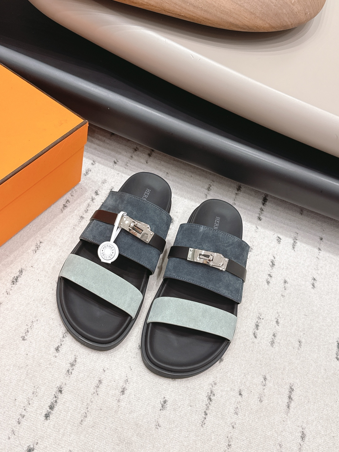 NO:872651,Airplane case for men and women 'Exclusive top version' Hermes spring and summer classic Erjiu beach slippers series... [Couple Beach Sandals] Chypre Choumeng Choumeng Erjiu slippers, Laotou Le slippers, so comfortable for your feet!  Honest and cute!  All original materials include the bottom platform, original mold opening and edge strips. Note: only high-end quality!  !  Aiming at the counter quality, standard size... Original custom-made calfskin upper, original custom-made calfskin lining, original custom-made calfskin bag for feet, water table, original custom-made injection molded leather sole, original full set of packaging, code number 35-44 (40-42 for women, 45-50 for men, customized). Color official website updated simultaneously, slippers, hermes, hermes, slippers, cowhide19860909女男配飞机盒《独家顶级版本》  Hermes爱马*仕春夏经典二舅沙滩拖鞋系列……【情侣沙滩二舅凉拖】 Chypre 丑萌丑萌二舅拖鞋,老头乐拖鞋,上脚简直太舒服了！憨厚又可爱！全部原版材料包底台,原版开模沿边条 注意 只做高端品质！！对准专柜品质,标准正码…… 鞋面原版定制胎牛绒 内里原版定制小牛皮 垫脚原版定制小牛皮包水台 大底原版定制注塑真皮底 包装原版全套包装 码数35-44（女40-42男45-50定制） 颜色官网同步更新,拖鞋,hermes,hermes,slippers,cowhide,Women's Shoes