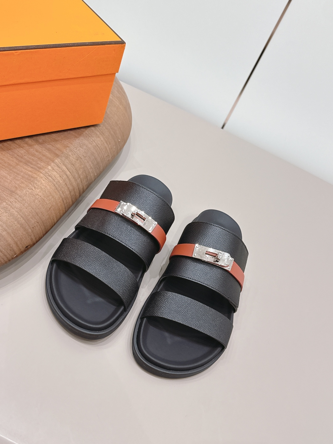 NO:872725,Airplane case for men and women 'Exclusive top version' Hermes spring and summer classic Erjiu beach slippers series... [Couple Beach Sandals] Chypre Choumeng Choumeng Erjiu slippers, Laotou Le slippers, so comfortable for your feet!  Honest and cute!  All original materials include the bottom platform, original mold opening and edge strips. Note: only high-end quality!  !  Aimed at counter quality, standard size... Original custom embossed cowhide for the uppers Original custom calfskin for the lining Original custom calfskin bag water table for the feet Original custom injection molded leather sole Original full set packaging Packaging Size 35-44 (customized for women 40-42 men 45-50) Color official website updated simultaneously, slippers, hermes, hermes, slippers, cowhide19860909女男配飞机盒《独家顶级版本》  Hermes爱马*仕春夏经典二舅沙滩拖鞋系列……【情侣沙滩二舅凉拖】 Chypre 丑萌丑萌二舅拖鞋,老头乐拖鞋,上脚简直太舒服了！憨厚又可爱！全部原版材料包底台,原版开模沿边条 注意 只做高端品质！！对准专柜品质,标准正码…… 鞋面原版定制压纹牛皮 内里原版定制小牛皮 垫脚原版定制小牛皮包水台 大底原版定制注塑真皮底 包装原版全套包装 码数35-44（女40-42男45-50定制） 颜色官网同步更新,拖鞋,hermes,hermes,slippers,cowhide,Women's Shoes
