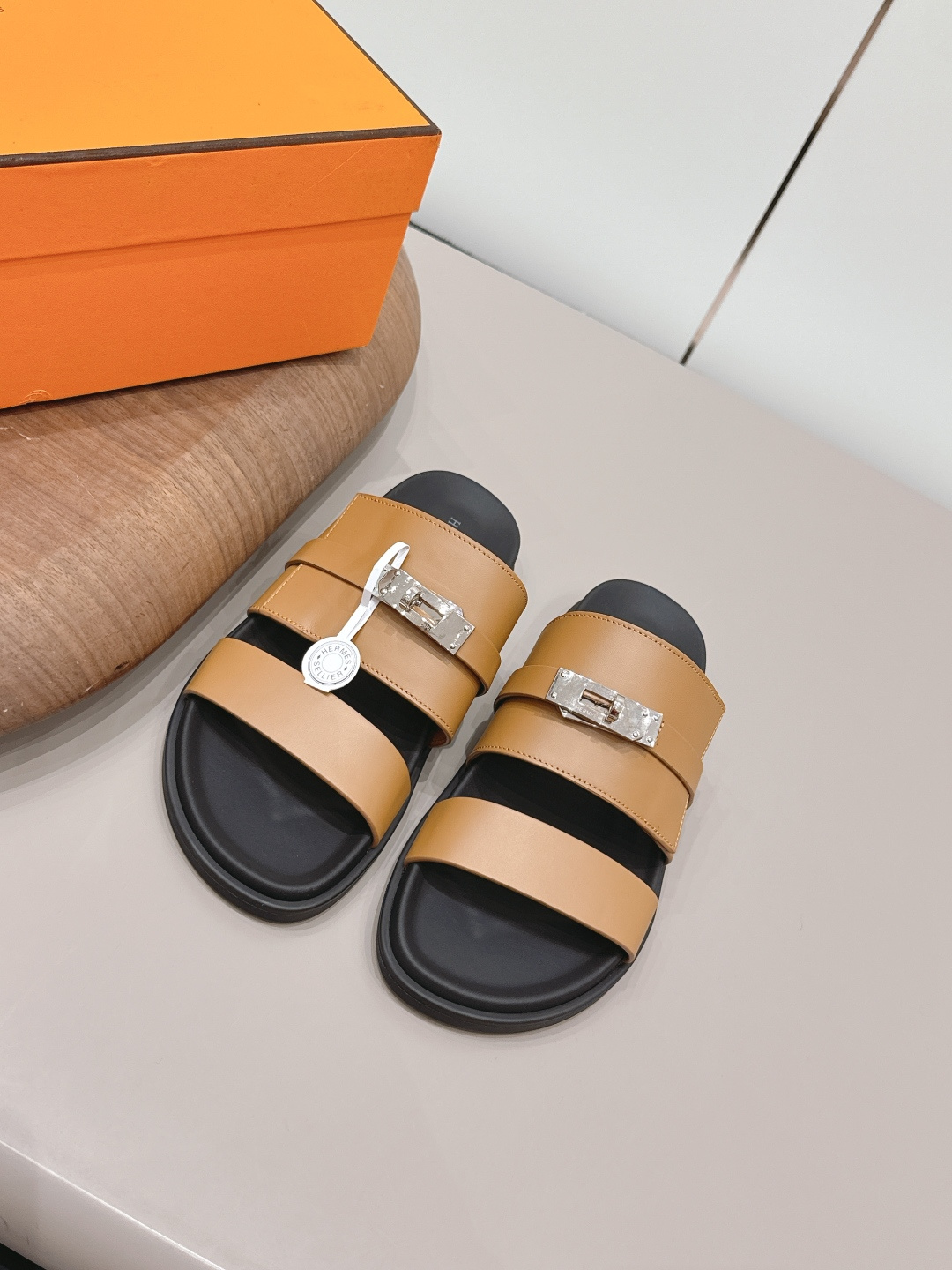 NO:872734,Airplane case for men and women 'Exclusive top version' Hermes spring and summer classic Erjiu beach slippers series... [Couple Beach Sandals] Chypre Choumeng Choumeng Erjiu slippers, Laotou Le slippers, so comfortable for your feet!  Honest and cute!  All original materials include the bottom platform, original mold opening and edge strips. Note: only high-end quality!  !  Aimed at counter quality, standard size... Original custom calfskin for uppers Original custom calfskin for lining Original custom calfskin for feet Pads original custom calfskin bag water table Outsole Original custom injection molded leather sole Packaging Original full set of packaging Code number 35-44 (40-42 for women, 45-50 for men, customized) Colors are updated simultaneously on the official website, slippers, hermes, hermes, slippers, cowhide19860909女男配飞机盒《独家顶级版本》  Hermes爱马*仕春夏经典二舅沙滩拖鞋系列……【情侣沙滩二舅凉拖】 Chypre 丑萌丑萌二舅拖鞋,老头乐拖鞋,上脚简直太舒服了！憨厚又可爱！全部原版材料包底台,原版开模沿边条 注意 只做高端品质！！对准专柜品质,标准正码…… 鞋面原版定制小牛皮 内里原版定制小牛皮 垫脚原版定制小牛皮包水台 大底原版定制注塑真皮底 包装原版全套包装 码数35-44（女40-42男45-50定制） 颜色官网同步更新,拖鞋,hermes,hermes,slippers,cowhide,Women's Shoes