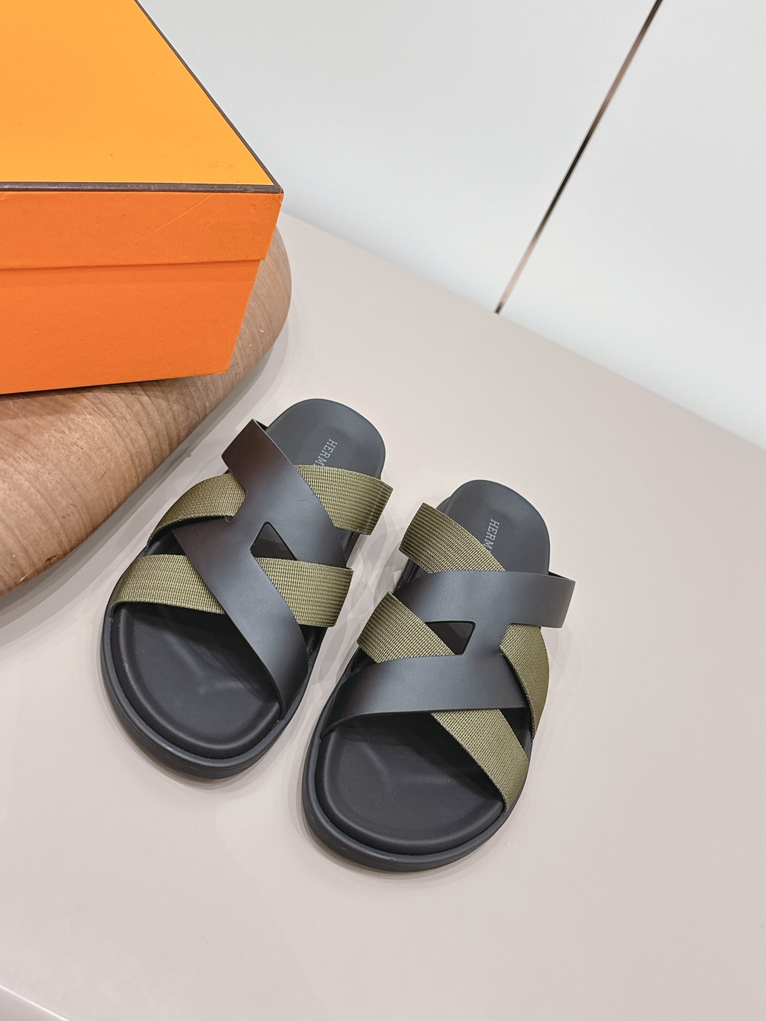 NO:872661,Airplane case for men and women 'Exclusive top version' Hermes spring and summer classic Erjiu beach slippers series... [Couple Beach Sandals] Chypre Choumeng Choumeng Erjiu slippers, Laotou Le slippers, so comfortable for your feet!  Honest and cute!  All original materials include the bottom platform, original mold opening and edge strips. Note: only high-end quality!  !  Aimed at counter quality, standard size... Original custom calfskin/military webbing for uppers Original custom calfskin lining Original custom calfskin bag platform for feet Original custom injection molded leather sole Original full set of packaging Size 35-44 (40-42 for women, 45-50 for men) Colors updated simultaneously on the official website, slippers, hermes, hermes, slippers, cowhide19860909女男配飞机盒《独家顶级版本》  Hermes爱马*仕春夏经典二舅沙滩拖鞋系列……【情侣沙滩二舅凉拖】 Chypre 丑萌丑萌二舅拖鞋,老头乐拖鞋,上脚简直太舒服了！憨厚又可爱！全部原版材料包底台,原版开模沿边条 注意 只做高端品质！！对准专柜品质,标准正码…… 鞋面原版定制小牛皮/军工织带 内里原版定制小牛皮 垫脚原版定制小牛皮包水台 大底原版定制注塑真皮底 包装原版全套包装 码数35-44（女40-42男45-50定制） 颜色官网同步更新,拖鞋,hermes,hermes,slippers,cowhide,Women's Shoes