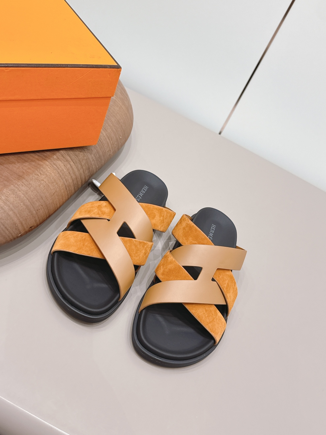 NO:872668,Airplane case for men and women 'Exclusive top version' Hermes spring and summer classic Erjiu beach slippers series... [Couple Beach Sandals] Chypre Choumeng Choumeng Erjiu slippers, Laotou Le slippers, so comfortable for your feet!  Honest and cute!  All original materials include the bottom platform, original mold opening and edge strips. Note: only high-end quality!  !  Aiming at the counter quality, standard size... Original custom calfskin/fetal cowhide for the upper Original custom calfskin for the lining Original custom calfskin bag water table for the feet Original custom injection molded leather sole Original full set of packaging Size 35-44 (customized for women 40-42 men 45-50) Color official website updated simultaneously, slippers, hermes, hermes, slippers, cowhide19860909女男配飞机盒《独家顶级版本》  Hermes爱马*仕春夏经典二舅沙滩拖鞋系列……【情侣沙滩二舅凉拖】 Chypre 丑萌丑萌二舅拖鞋,老头乐拖鞋,上脚简直太舒服了！憨厚又可爱！全部原版材料包底台,原版开模沿边条 注意 只做高端品质！！对准专柜品质,标准正码…… 鞋面原版定制小牛皮/胎牛绒 内里原版定制小牛皮 垫脚原版定制小牛皮包水台 大底原版定制注塑真皮底 包装原版全套包装 码数35-44（女40-42男45-50定制） 颜色官网同步更新,拖鞋,hermes,hermes,slippers,cowhide,Women's Shoes