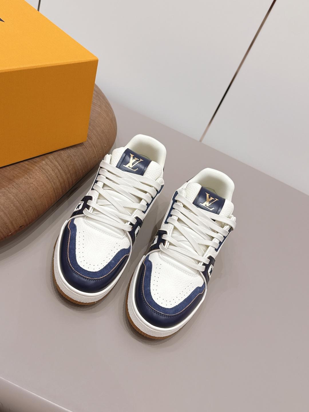 NO:872722,Couple's 'Top Exclusive First Release' [Couple's Color Matching Casual Shoes] LV 26's early spring new color debut is really a new style, sisters, it looks so good on your feet. Buy the original version at the counter and develop it one to one. All details, materials, quality, are the same as those at the counter, and you will get the latest luxurious packaging... Fabric: Original customization/cowhide color matching process Lining: Original custom breathable mesh Foot: Original custom fabric injection molding Outsole: Original open-molded TPU molded bottom  Packaging: Original upgraded full set of packaging Number of yards: 35-44 (45.46 customization is not returnable) Color: Official website updated simultaneously, casual shoes/sports shoes, louis vuitton, sneakers, cowhide19860909情侣《顶级独家首发》【情侣拼色休闲鞋】 LV 26早春新色首发真的又是新一款王炸新款,姐妹们,上脚太好看啦专柜购买原版一比一开发,所有细节,材料,品质,跟专柜无区别,再送豪华最新大包装…… 面料:原版定制/牛皮拼色工艺 内里:原版定制透气网布 垫脚:原版定制布料注塑成型 大底:原版开模TPU成型底 包装:原版升级全套包装 码数:35-44（45.46定制不退换） 颜色:官网同步更新,休闲鞋/运动鞋,louis vuitton,sneakers,cowhide,Women's Shoes