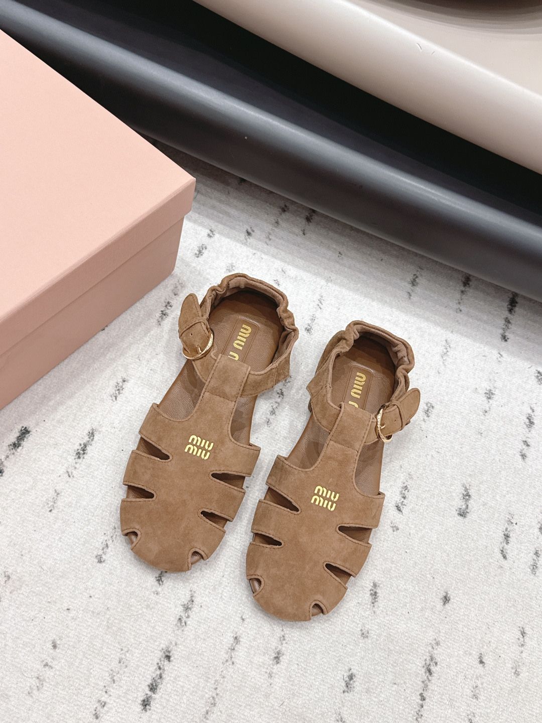 NO:872582,: 'Exclusive top version' MIUMIU 2026 vs spring and summer latest catwalk hot sandal series... [Round-head Roman hollow sandals]  MIUMIU's spring T-stage catwalk show is the same model as 'Dreams Never Sleep'. Miumiu can use it on important occasions. It has a fresh style with a touch of nobility. It is perfect to wear with this shoe. It is elegant and crystal clear, regardless of the material of various accessories.  , all are exclusively customized one to one, and must be zero distance from the original version. The entire series is full of exciting and unexpected combinations of elements, different materials, textures of fabrics, and a strong artistic atmosphere, allowing you to appreciate the ever-changing style of miumiu girls...  Upper: Original customized cowhide Lining: Original customized sheepskin Foot pads: Original customized sheepskin Outsole: Original molded wear-resistant bottom sheet Bottom height: Flat Size: 35-39 (40.41. Customized) Packaging: Original full set of packaging Color: Official website updated simultaneously, sandals, miumiu, sandals, sheepskin19860909: 《独家顶级版本》 MIUMIU缪缪2026vs春夏最新走秀爆款凉鞋系列…… 【圆头罗马镂空凉鞋】 MIUMIU春季T台走秀网红同款＂造梦不夜城＂,miumiu能在重要场合上用得上了,小清新风带点贵气的感觉,上脚非常完美穿搭配上此鞋,优雅大方,晶莹剔透,无论各种配件材质,都是独家一比一定制,必做到原版零距离,整个系列都充满了令人兴奋和意外的元素结合,不同的材质,肌理的面料的表现,具有极浓的艺术气息,让你领略miumiu女孩的百变风格…… 鞋面: 原版定制牛猄 内里: 原版定制羊皮 垫脚: 原版定制羊皮 大底: 原版开模耐磨底片 底高: 平底 码数: 35-39（40.41.定制) 包装:原版全套包装 颜色:官网同步更新,凉鞋,miumiu,sandals,sheepskin,Women's Shoes