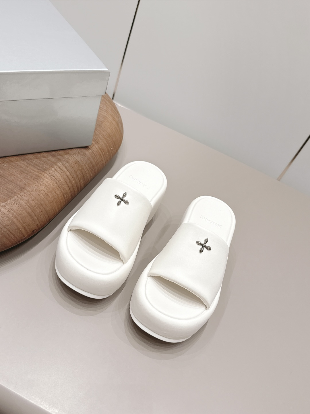 NO:872529,: 'Exclusive top version' SMFK (Tide) 2026 vs. the latest spring and summer series of thick-soled sandals... [Cross flower thick-soled sandals] Versatile minimalist style national trend, the new work inherits the popular elements of many brands, and is bound to be a hit - it can be worn with narrow-leg jeans or mini skirts, and can also be layered with printed dresses. The details also ensure that the wear is secure and not easy to shift, creating a loose and lazy style... Fabric: Original custom sheepskin  Lining: Original customized sheepskin Foot: Original customized cow-grain microfiber Outsole: Original open-molded water platform sheep-grain leather water platform Heel height: 7.5cm Size: 35-39 (40. Customization is non-returnable) Packaging: Original full set of packaging Color: Official website updated simultaneously, slippers, slippers, skirts, jeans, sheepskin19860909: 《独家顶级版本》 SMFK(Tide)2026vs春夏最新王炸厚底凉拖系列…【十字花厚底凉拖】 百搭的极简风国潮,新作继承了诸多品牌制胜的流行元素,势必大热 ——可与窄腿牛仔裤或迷你裙同穿,也能与印花连衣裙打造叠穿造型,细节还确保穿着稳妥不易移位,营造松垮慵懒风…… 面料: 原版定制羊皮 内里: 原版定制羊皮 垫脚: 原版定制牛纹超纤 大底: 原版开模水台羊纹皮革包水台 跟高: 7.5cm 码数: 35-39（40.定制不退换） 包装: 原版全套包装 颜色: 官网同步更新,拖鞋,slippers,skirts,jeans,sheepskin,Women's Shoes