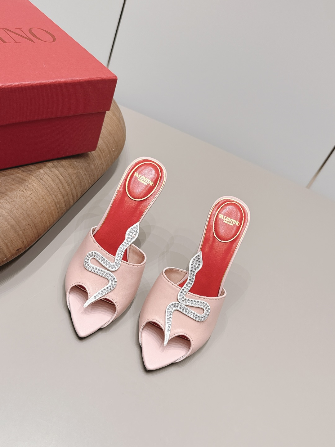 NO:872615,: 'Exclusive top version' VALENTIN*O 26 vs the latest spring and summer fashion sandals series... [Pointed Diamond Button Sandals] Ms. Valentino loves simplicity and irresistibility. The combination shows a unique dressing style, free mix and match to shine and keep up with the pace of European and American fashion!  !  !  The top-notch craftsmanship and texture are perfectly presented. No matter any details, you can compare them with the counters. You can enter and exit the counters at will with the best quality products!  !  Fabric: Original customized sheepskin/hot diamond process Lining: Original customized sheepskin Foot pads: Original customized sheepskin Outsole: Original customized leather outsole Heel height: 10cm Size: 35-39 (40.41. Customization is non-refundable) Packaging: Original full set of packaging Color: Official website updated simultaneously, high heels and slippers, valentino, valentino, sandals, high heels, slippers, sheepskin, Leather soles19860909: 《独家顶级版本》  VALENTIN*O华伦*天奴26vs春夏最新时装凉鞋系列……【尖头钻扣凉拖】 华伦天奴女士钟爱简约又难以抗拒系,搭配展现与众不同的穿搭风格、自由混搭闪耀到位跟紧欧美风时尚步伐！！！ 顶级工艺质感完美呈现,无论任何细节均可对比专柜,最好级别的顶级货,随意进出专柜！！ 面料: 原版定制羊皮/烫钻工艺 内里: 原版定制羊皮 垫脚: 原版定制羊皮 大底: 原版定制真皮大底 跟高: 10cm 码数: 35-39（40.41.定制不退换） 包装: 原版全套包装 颜色: 官网同步更新,高跟鞋拖鞋,valentino,valentino,sandals,high heels,slippers,sheepskin,Leather soles,Women's Shoes