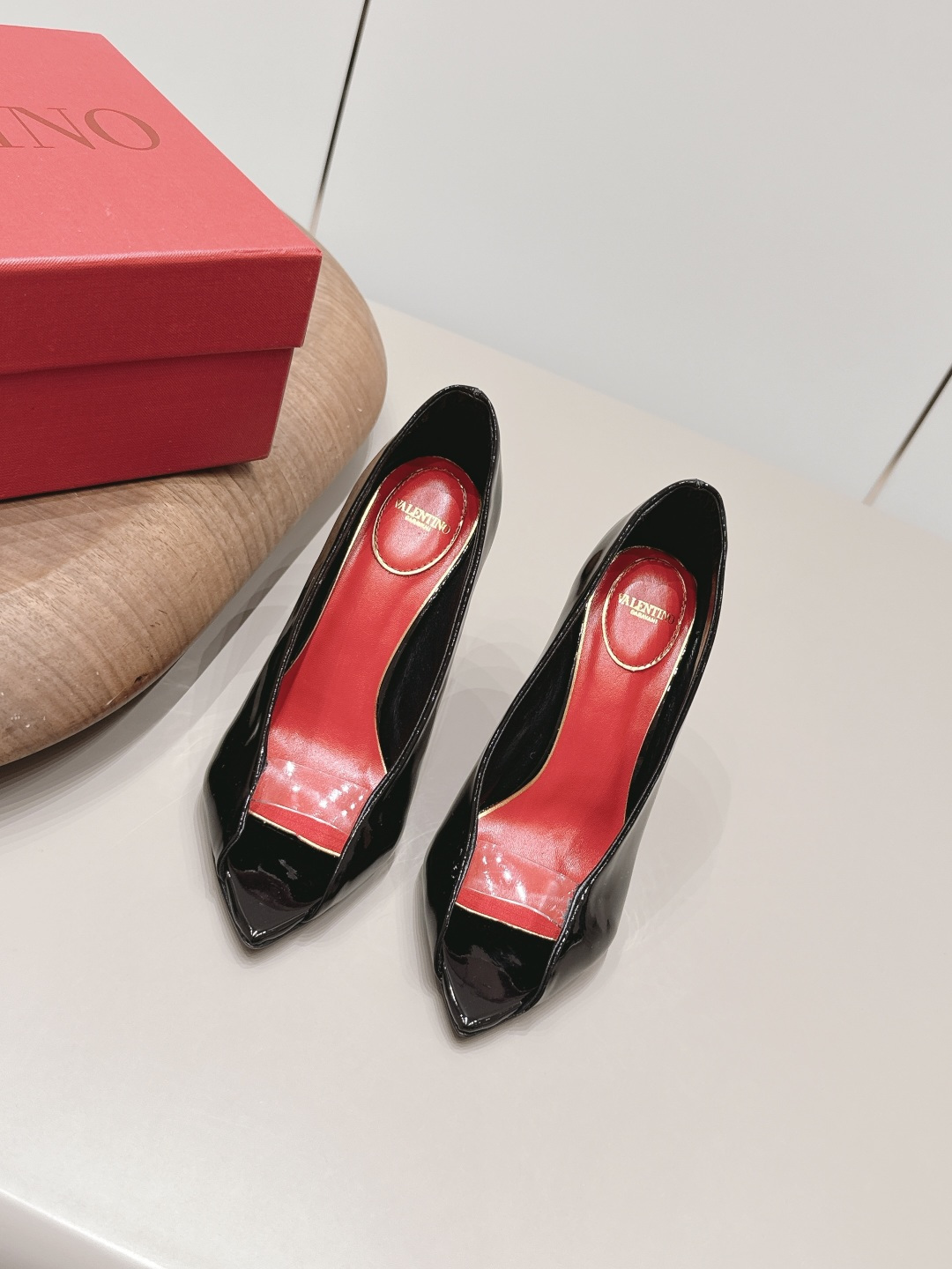 NO:872629,: 'Exclusive top version' VALENTIN*O 26 vs the latest spring and summer fashion shoe series... [Pointed fish mouth high-heeled shoes] Ms. Valentino loves simplicity and irresistibility. The combination shows a unique dressing style, free mix and match to shine and keep up with the pace of European and American fashion!  !  !  The top-notch craftsmanship and texture are perfectly presented. No matter any details, you can compare them with the counters. You can enter and exit the counters at will with the best quality products!  !  Fabric: Original customized patent leather Lining: Original customized sheepskin Foot pads: Original customized sheepskin Outsole: Original customized leather outsole Heel height: 10cm Size: 35-39 (40.41. Customization is non-returnable) Packaging: Original full set of packaging Color: Official website updated simultaneously, high-heeled shoes, valentino, valentino, high heels, sheepskin, Leather soles19860909: 《独家顶级版本》  VALENTIN*O华伦*天奴26vs春夏最新时装单鞋系列……【尖头鱼嘴高跟单鞋】 华伦天奴女士钟爱简约又难以抗拒系,搭配展现与众不同的穿搭风格、自由混搭闪耀到位跟紧欧美风时尚步伐！！！ 顶级工艺质感完美呈现,无论任何细节均可对比专柜,最好级别的顶级货,随意进出专柜！！ 面料: 原版定制漆皮 内里: 原版定制羊皮 垫脚: 原版定制羊皮 大底: 原版定制真皮大底 跟高: 10cm 码数: 35-39（40.41.定制不退换） 包装: 原版全套包装 颜色: 官网同步更新,高跟鞋单鞋,valentino,valentino,high heels,sheepskin,Leather soles,Women's Shoes
