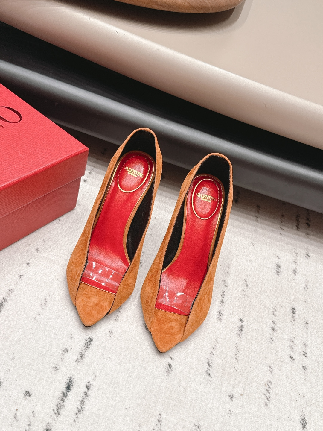 NO:872636,: 'Exclusive top version' VALENTIN*O 26 vs the latest spring and summer fashion shoe series... [Pointed fish mouth high-heeled shoes] Ms. Valentino loves simplicity and irresistibility. The combination shows a unique dressing style, free mix and match to shine and keep up with the pace of European and American fashion!  !  !  The top-notch craftsmanship and texture are perfectly presented. No matter any details, you can compare them with the counters. You can enter and exit the counters at will with the best quality products!  !  Fabric: Original customized cashmere Lining: Original customized sheepskin Foot pads: Original customized sheepskin Outsole: Original customized leather outsole Heel height: 10cm Size: 35-39 (40.41. Customization is non-refundable) Packaging: Original full set of packaging Color: Official website updated simultaneously, high-heeled shoes, valentino, valentino, high heels, sheepskin, Leather soles19860909: 《独家顶级版本》  VALENTIN*O华伦*天奴26vs春夏最新时装单鞋系列……【尖头鱼嘴高跟单鞋】 华伦天奴女士钟爱简约又难以抗拒系,搭配展现与众不同的穿搭风格、自由混搭闪耀到位跟紧欧美风时尚步伐！！！ 顶级工艺质感完美呈现,无论任何细节均可对比专柜,最好级别的顶级货,随意进出专柜！！ 面料: 原版定制羊绒 内里: 原版定制羊皮 垫脚: 原版定制羊皮 大底: 原版定制真皮大底 跟高: 10cm 码数: 35-39（40.41.定制不退换） 包装: 原版全套包装 颜色: 官网同步更新,高跟鞋单鞋,valentino,valentino,high heels,sheepskin,Leather soles,Women's Shoes