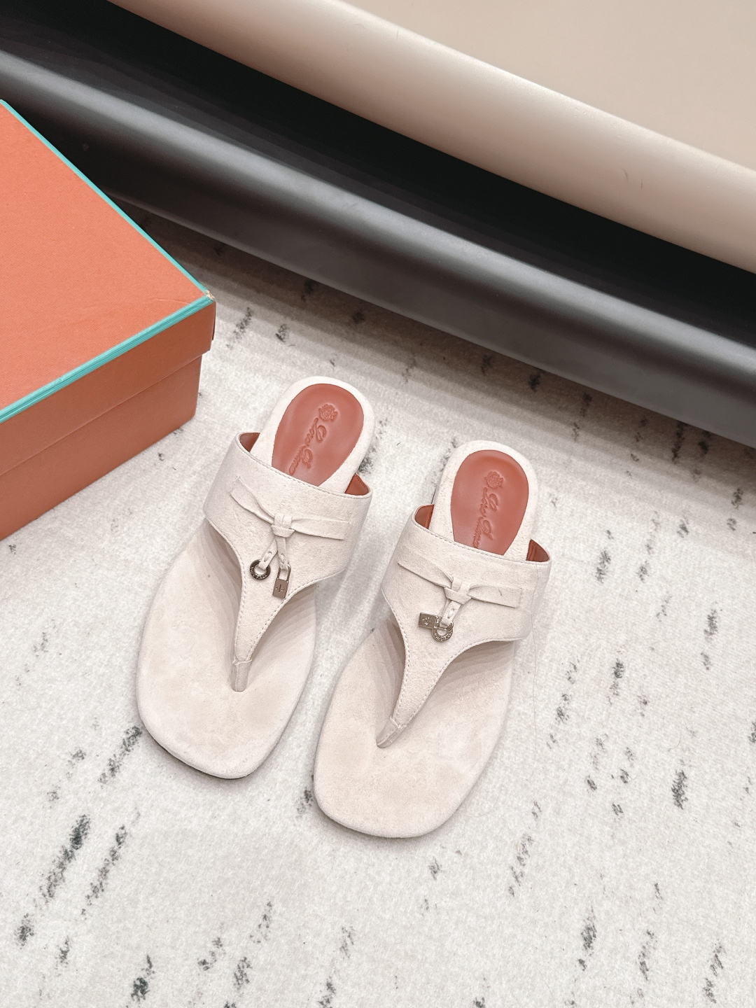 NO:872607,: 'Exclusive top version' Lor*Pian*26vs spring and summer popular sandals series... [Round toe flip-flops] High quality Loro Piana top authentic grade buy the original 1:1 copy Founded the existing Loro Piana company on 24 March 194. The family has been running it for the sixth generation, providing top quality products for customers who are discerning in taste and quality. Fabric: Original custom suede Lining: Original custom sheepskin Feet:  Original customized sheepskin outsole: original customized genuine leather sole, size 35-39 (40.41. Customization is non-refundable) Packaging: fully upgraded packaging, heel height 2.5cm, split-toe shoes, loro piana, sandals, sheepskin, chamois leather19860909: 《独家顶级版本》  Lor*Pian*26vs春夏爆款凉鞋系列……【圆头夹趾凉拖】 高品质 Loro Piana 顶级正品级购买原版1:1复制 于194月24日一手创立现有的Loro Piana公司.家族经营至今已是第六代,为讲求品味及对质量有要求的顾客提供上等的优质商品 面料: 原版定制麂皮 内里: 原版定制羊皮 垫脚: 原版定制羊皮 大底: 原版定制真皮底 码数 35-39（40.41.定制不退换） 包装:全面升级包装 跟高2.5cm,分趾鞋,loro piana,sandals,sheepskin,chamois leather,Women's Shoes