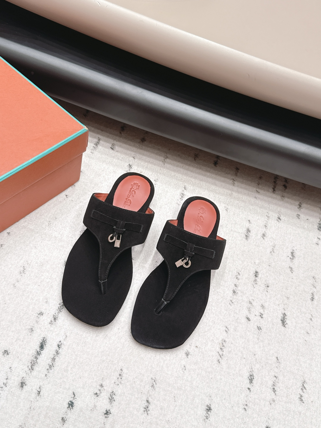NO:872601,: 'Exclusive top version' Lor*Pian*26vs spring and summer popular sandals series... [Round toe flip-flops] High quality Loro Piana top authentic grade buy the original 1:1 copy Founded the existing Loro Piana company on 24 March 194. The family has been running it for the sixth generation, providing top quality products for customers who are discerning in taste and quality. Fabric: Original custom suede Lining: Original custom sheepskin Feet:  Original customized sheepskin outsole: original customized genuine leather sole, size 35-39 (40.41. Customization is non-refundable) Packaging: fully upgraded packaging Color: official website updated simultaneously, split-toe shoes, loro piana, sandals, sheepskin, chamois leather19860909: 《独家顶级版本》  Lor*Pian*26vs春夏爆款凉鞋系列……【圆头夹趾凉拖】 高品质 Loro Piana 顶级正品级购买原版1:1复制 于194月24日一手创立现有的Loro Piana公司.家族经营至今已是第六代,为讲求品味及对质量有要求的顾客提供上等的优质商品 面料: 原版定制麂皮 内里: 原版定制羊皮 垫脚: 原版定制羊皮 大底: 原版定制真皮底 码数 35-39（40.41.定制不退换） 包装:全面升级包装 颜色:官网同步更新,分趾鞋,loro piana,sandals,sheepskin,chamois leather,Women's Shoes
