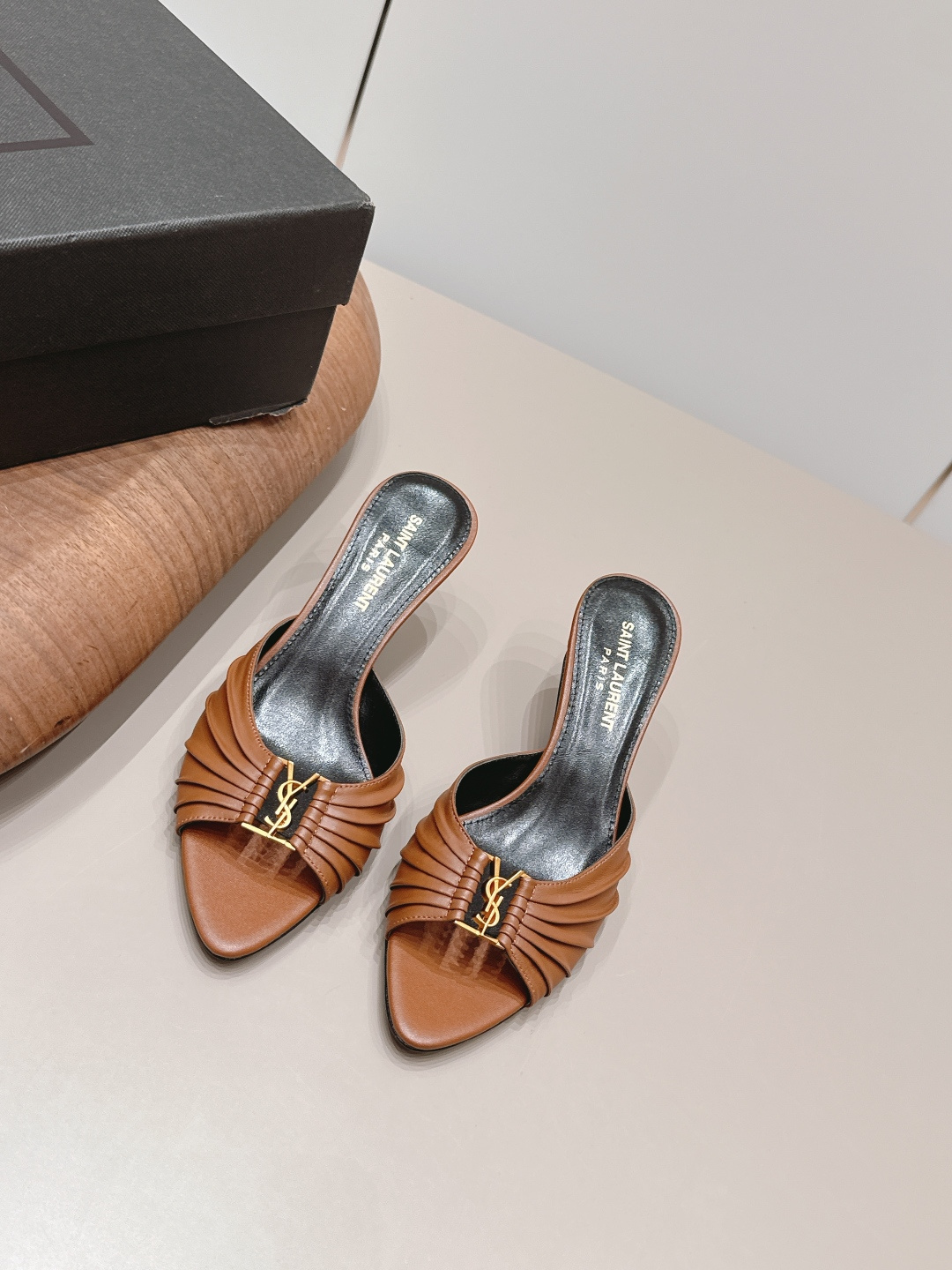 NO:872626,: 'Exclusive top version' SAIN*T LAUREN*T Saint Laurent 2026/vs early spring new fashion shoe series!  [Pointed toe high-heeled sandals] This pair of high-heeled sandals is definitely a dark horse player. It is very good-looking and is popular among Internet celebrity bloggers. It makes the goddesses feel excited, especially this square-toe series. It is simply addictive. It is super beautiful~ It is super bright in any light. It is really sparkling and attractive. The toe adopts the original one-to-one customized round toe, showing the golden classic of the Yves Saint Laurent brand. Go material. Fabric, original custom sheepskin wrinkle process, lining original custom sheepskin.  Original customized sheepskin for foot pads Original customized genuine leather outsole Heel height 6.5cm Size 35-39 (40.41. Customized) Original full set of packaging Color official website updated simultaneously, high heels and slippers, saint laurent, saint laurent, high heels, slippers, sheepskin, Leather soles19860909: 《独家顶级版本》 SAIN*T LAUREN*T圣罗*兰2026/vs早春新品时装单鞋系列！【尖头高跟凉拖】  这双高跟凉拖绝对是黑马选手 颜值超高 网红博主火爆追捧 特让女神们心动 特别是这种方头系列 简直是中毒的节奏 超美～ 随便一个光线都超级亮眼 真是闪闪惹人爱上鞋头采用原版一比一定制圆头,展现出圣罗兰品牌的金典  Go 材质 面料原版定制羊皮折皱工艺 内里原版定制羊皮 垫脚原版定制羊皮 鞋底原版定制真皮大底 跟高6.5cm 码数35-39（40.41.定制） 包装原版全套包装 颜色官网同步更新,高跟鞋拖鞋,saint laurent,saint laurent,high heels,slippers,sheepskin,Leather soles,Women's Shoes