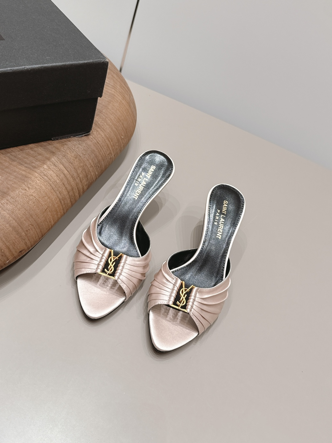 NO:872633,: 'Exclusive top version' SAIN*T LAUREN*T Saint Laurent 2026/vs early spring new fashion shoe series!  [Pointed toe high-heeled sandals] This pair of high-heeled sandals is definitely a dark horse player. It is very good-looking and is very popular among Internet celebrity bloggers. It makes the goddesses especially excited, especially this square-toe series. It is simply addictive. It is super beautiful~ It is super bright in any light. It is really sparkling and attractive. The toe adopts the original one-to-one customized round toe, showing the golden classic of the Yves Saint Laurent brand. Go material. The fabric is made of original custom silk cloth with wrinkle technology. The lining is made of original custom sheepskin.  Original customized sheepskin for foot pads Original customized genuine leather outsole Heel height 6.5cm Size 35-39 (40.41. Customized) Original full set of packaging Color official website updated simultaneously, high heels and slippers, saint laurent, saint laurent, high heels, slippers, sheepskin, real silk, Leather soles19860909: 《独家顶级版本》 SAIN*T LAUREN*T圣罗*兰2026/vs早春新品时装单鞋系列！【尖头高跟凉拖】  这双高跟凉拖绝对是黑马选手 颜值超高 网红博主火爆追捧 特让女神们心动 特别是这种方头系列 简直是中毒的节奏 超美～ 随便一个光线都超级亮眼 真是闪闪惹人爱上鞋头采用原版一比一定制圆头,展现出圣罗兰品牌的金典  Go 材质 面料原版定制真丝布折皱工艺 内里原版定制羊皮 垫脚原版定制羊皮 鞋底原版定制真皮大底 跟高6.5cm 码数35-39（40.41.定制） 包装原版全套包装 颜色官网同步更新,高跟鞋拖鞋,saint laurent,saint laurent,high heels,slippers,sheepskin,real silk,Leather soles,Women's Shoes