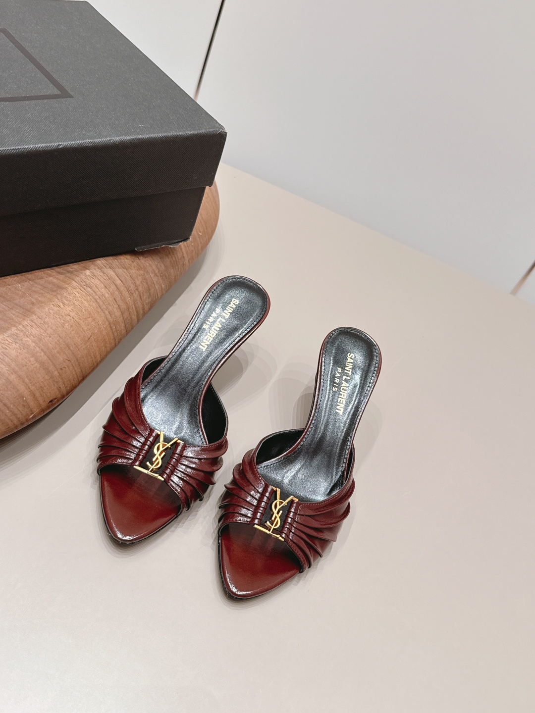 NO:872619,: 'Exclusive top version' SAIN*T LAUREN*T Saint Laurent 2026/vs early spring new fashion shoe series!  [Pointed toe high-heeled sandals] This pair of high-heeled sandals is definitely a dark horse player. It is very good-looking and is very popular among Internet celebrity bloggers. It makes the goddesses excited, especially this square-toe series. It is simply addictive. It is super beautiful~ It is super bright in any light. It is really sparkling and attractive. The toe adopts the original one-to-one customized round toe, showing the golden classic of the Yves Saint Laurent brand. Go material. Original fabric with customized burgundy wrinkle process. Original customized sheepskin lining.  Original customized sheepskin for foot pads Original customized genuine leather outsole Heel height 6.5cm Size 35-39 (40.41. Customized) Original full set of packaging Color official website updated simultaneously, high heels and slippers, saint laurent, saint laurent, high heels, slippers, sheepskin, Leather soles19860909: 《独家顶级版本》 SAIN*T LAUREN*T圣罗*兰2026/vs早春新品时装单鞋系列！【尖头高跟凉拖】  这双高跟凉拖绝对是黑马选手 颜值超高 网红博主火爆追捧 特让女神们心动 特别是这种方头系列 简直是中毒的节奏 超美～ 随便一个光线都超级亮眼 真是闪闪惹人爱上鞋头采用原版一比一定制圆头,展现出圣罗兰品牌的金典  Go 材质 面料原版定制酒红色折皱工艺 内里原版定制羊皮 垫脚原版定制羊皮 鞋底原版定制真皮大底 跟高6.5cm 码数35-39（40.41.定制） 包装原版全套包装 颜色官网同步更新,高跟鞋拖鞋,saint laurent,saint laurent,high heels,slippers,sheepskin,Leather soles,Women's Shoes