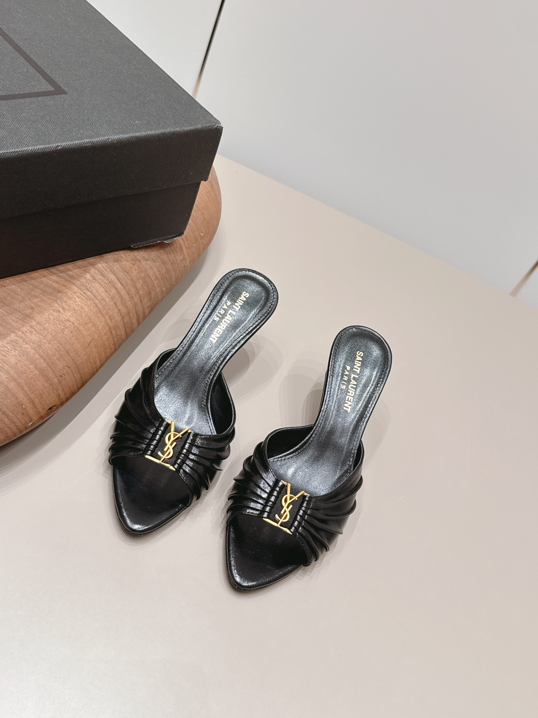 NO:872613,: 'Exclusive top version' SAIN*T LAUREN*T Saint Laurent 2026/vs early spring new fashion shoe series!  [Pointed toe high-heeled sandals] This pair of high-heeled sandals is definitely a dark horse player. It is very good-looking and is popular among Internet celebrity bloggers. It makes the goddesses feel excited, especially this square-toe series. It is simply addictive. It is super beautiful~ It is super bright in any light. It is really sparkling and attractive. The toe adopts the original one-to-one customized round toe, showing the golden classic of the Yves Saint Laurent brand. Go material. Fabric, original custom sheepskin wrinkle process, lining original custom sheepskin.  Original customized sheepskin for foot pads Original customized genuine leather outsole Heel height 6.5cm Size 35-39 (40.41. Customized) Original full set of packaging Color official website updated simultaneously, high heels and slippers, saint laurent, saint laurent, high heels, slippers, sheepskin, Leather soles19860909: 《独家顶级版本》 SAIN*T LAUREN*T圣罗*兰2026/vs早春新品时装单鞋系列！【尖头高跟凉拖】  这双高跟凉拖绝对是黑马选手 颜值超高 网红博主火爆追捧 特让女神们心动 特别是这种方头系列 简直是中毒的节奏 超美～ 随便一个光线都超级亮眼 真是闪闪惹人爱上鞋头采用原版一比一定制圆头,展现出圣罗兰品牌的金典  Go 材质 面料原版定制羊皮折皱工艺 内里原版定制羊皮 垫脚原版定制羊皮 鞋底原版定制真皮大底 跟高6.5cm 码数35-39（40.41.定制） 包装原版全套包装 颜色官网同步更新,高跟鞋拖鞋,saint laurent,saint laurent,high heels,slippers,sheepskin,Leather soles,Women's Shoes