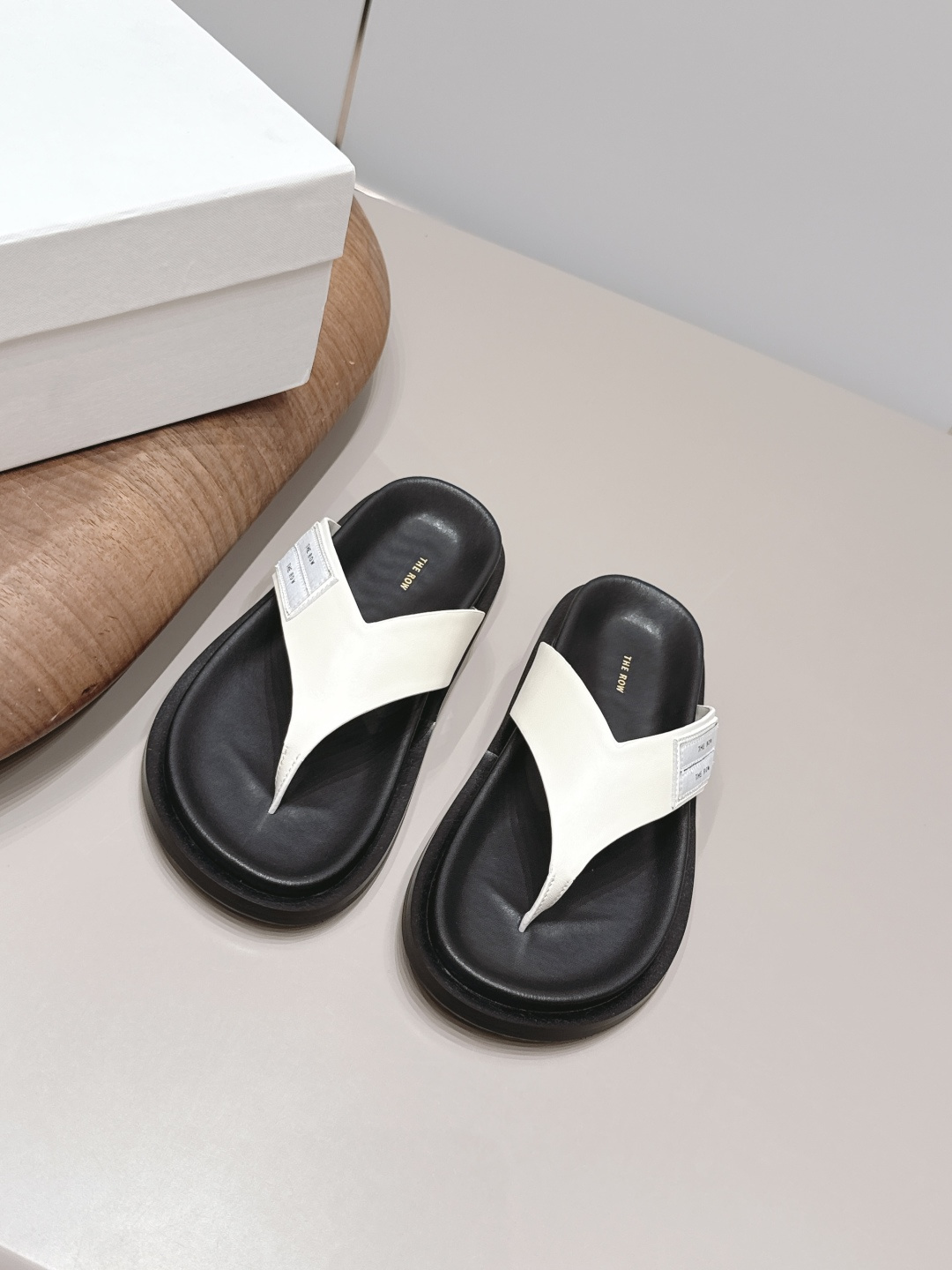 NO:872594,: 'Exclusive top version' THE ROW niche trendy brand 26 vs spring and summer new sandal series... [Round-toe thong thick-soled sandals] The original version has better comfort and wrapping than the original version. It is full of personality and easy to match with various styles of clothes... Fabric: Original customized sheepskin Lining: Original customized sheepskin Foot: Original customized sheepskin Outsole: Original customized wear-resistant combination sole Bottom thickness: 3cm Packaging: Original full set of packaging Code number:  35-39 (40.41. Customization is non-returnable) Colors are updated simultaneously on the official website, split-toe shoes, sandals, sheepskin19860909: 《独家顶级版本》 THE ROW小众潮牌26vs春夏新款凉鞋系列……【圆头夹趾厚底凉拖】 原版一比一打造舒适度、包裹性都比较好.个性十足,很好驾驭各种风格衣服搭配…… 面料: 原版定制羊皮 内里: 原版定制羊皮 垫脚: 原版定制羊皮 大底: 原版定制耐磨组合底 底厚: 3cm 包装: 原版全套包装 码数: 35-39（40.41.定制不退换） 颜色官网同步更新,分趾鞋,sandals,sheepskin,Women's Shoes