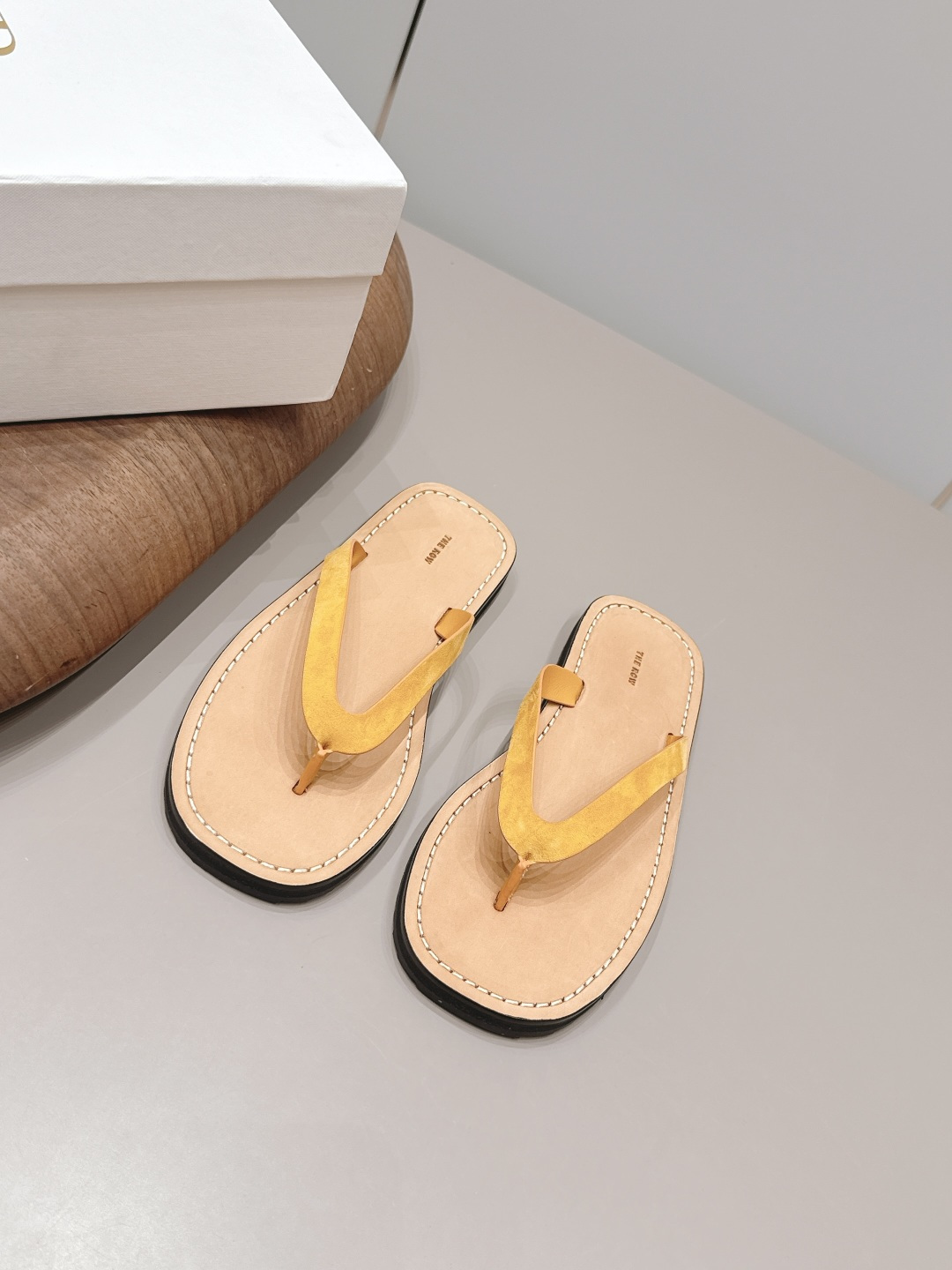 NO:872579,: 'Exclusive top version' THE ROW niche trendy brand 26 vs new spring and summer sandals series... [Round-toe thong sandals] The original version has better comfort and wrapping than the original one. It is full of personality and easy to match with various styles of clothes... Fabric: Original customized cashmere Lining: Original customized sheepskin Foot pads: Original customized cowhide Outsole: Original molded anti-slip combination sole Heel height: 2cm Packaging: Original complete package Code number:  35-39 (40. size customization is non-returnable) Colors are updated simultaneously on the official website, split-toe shoes, sandals, cowhide, sheepskin19860909: 《独家顶级版本》 THE ROW小众潮牌26vs春夏新款凉鞋系列……【圆头夹趾凉拖】 原版一比一打造舒适度、包裹性都比较好.个性十足,很好驾驭各种风格衣服搭配…… 面料: 原版定制羊绒 内里: 原版定制羊皮 垫脚: 原版定制牛皮 大底: 原版开模防滑组合底 跟高: 2cm 包装: 原版全套包装 码数: 35-39（40.码定制不退换） 颜色官网同步更新,分趾鞋,sandals,cowhide,sheepskin,Women's Shoes