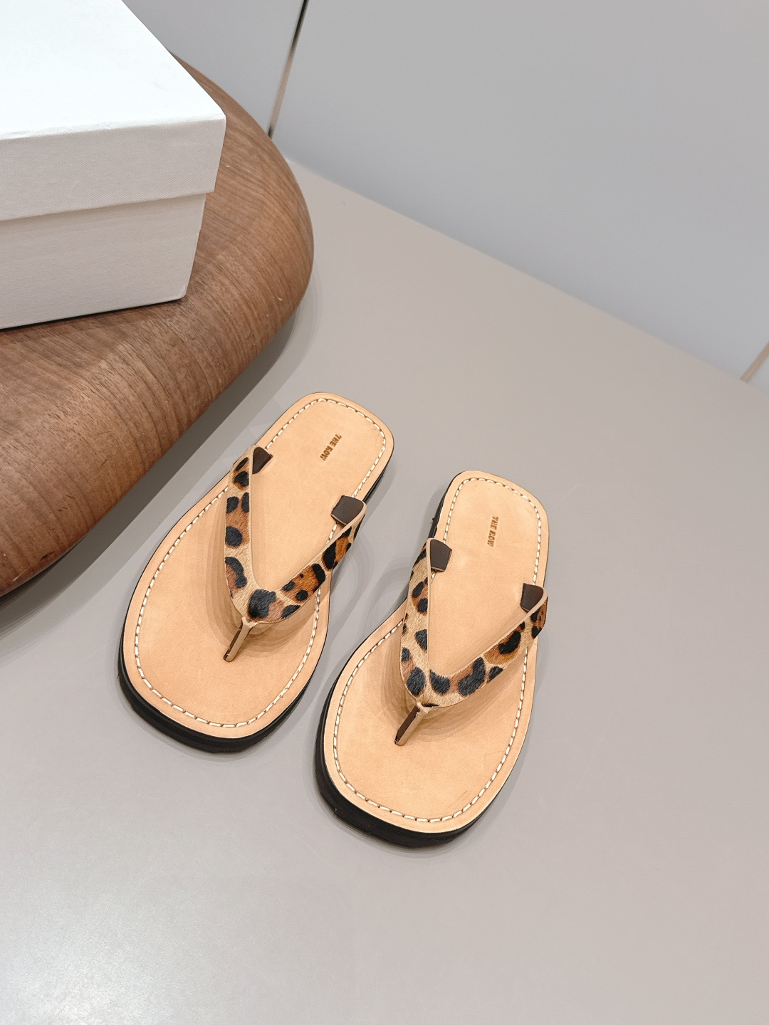 NO:872586,: 'Exclusive top version' THE ROW niche trendy brand 26 vs new spring and summer sandals series... [Round-toe thong sandals] The original version has better comfort and wrapping than the original one. Full of personality, it is easy to match with various styles of clothes... Fabric: Original customized horse hair Lining: Original customized sheepskin Foot pads: Original customized cowhide Outsole: Original molded anti-slip combination sole Heel height: 2cm Packaging: Original full set of packaging Code number:  35-39 (40. size customization is non-returnable) Colors are updated simultaneously on the official website, split-toe shoes, sandals, cowhide, sheepskin19860909: 《独家顶级版本》 THE ROW小众潮牌26vs春夏新款凉鞋系列……【圆头夹趾凉拖】 原版一比一打造舒适度、包裹性都比较好.个性十足,很好驾驭各种风格衣服搭配…… 面料: 原版定制马毛 内里: 原版定制羊皮 垫脚: 原版定制牛皮 大底: 原版开模防滑组合底 跟高: 2cm 包装: 原版全套包装 码数: 35-39（40.码定制不退换） 颜色官网同步更新,分趾鞋,sandals,cowhide,sheepskin,Women's Shoes