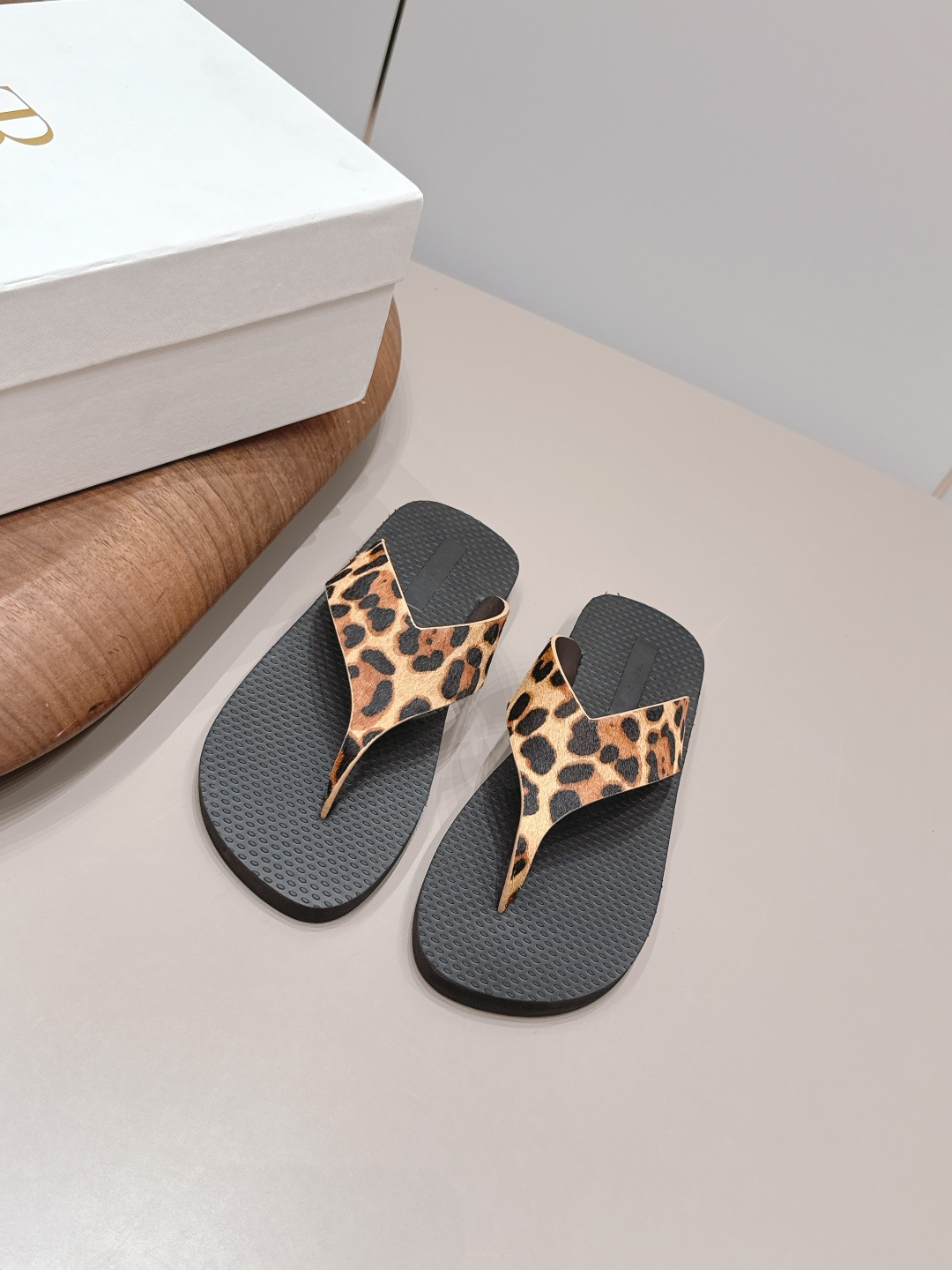 NO:872562,: Thin sole 'Exclusive top version' THE ROW niche trendy brand 26 vs spring and summer new sandal series... [Round-toe thong sandals] The original version has better comfort and wrapping than the original one. Full of personality, it is easy to match with various styles of clothes... Fabric: Original customized horse hair/oil edge craftsmanship Lining: Original customized sheepskin Foot: Original molded foam molding Outsole: Original molded foam combination sole Bottom thickness: 2.5cm Packing:  Original full set of packaging Number of yards: 35-39 (40. Customization is non-returnable) Colors are updated simultaneously on the official website, split-toe shoes, sandals, sheepskin19860909: 薄底 《独家顶级版本》 THE ROW小众潮牌26vs春夏新款凉鞋系列……【圆头夹趾凉拖】 原版一比一打造舒适度、包裹性都比较好.个性十足,很好驾驭各种风格衣服搭配…… 面料: 原版定制马毛/油边工艺 内里: 原版定制羊皮 垫脚: 原版开模发泡成型 大底: 原版开模发泡组合底 底厚: 2.5cm 包装: 原版全套包装 码数: 35-39（40.定制不退换） 颜色官网同步更新,分趾鞋,sandals,sheepskin,Women's Shoes