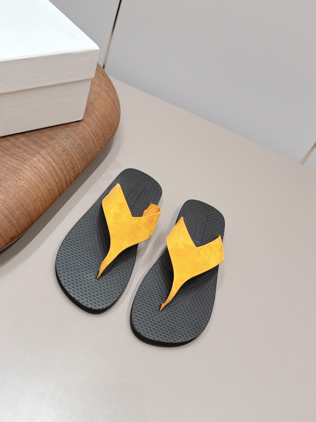 NO:872570,: Thin sole 'Exclusive top version' THE ROW niche trendy brand 26 vs spring and summer new sandal series... [Round-toe thong sandals] The original version has better comfort and wrapping than the original one. Full of personality, it is easy to match with various styles of clothes... Fabric: Original customized cashmere/oil edge craftsmanship Lining: Original customized sheepskin Foot: Original molded foam molding Outsole: Original molded foam combination sole Bottom thickness: 2.5cm Packing:  Original full set of packaging Number of yards: 35-39 (40. Customization is non-returnable) Colors are updated simultaneously on the official website, split-toe shoes, sandals, sheepskin19860909: 薄底 《独家顶级版本》 THE ROW小众潮牌26vs春夏新款凉鞋系列……【圆头夹趾凉拖】 原版一比一打造舒适度、包裹性都比较好.个性十足,很好驾驭各种风格衣服搭配…… 面料: 原版定制羊绒/油边工艺 内里: 原版定制羊皮 垫脚: 原版开模发泡成型 大底: 原版开模发泡组合底 底厚: 2.5cm 包装: 原版全套包装 码数: 35-39（40.定制不退换） 颜色官网同步更新,分趾鞋,sandals,sheepskin,Women's Shoes