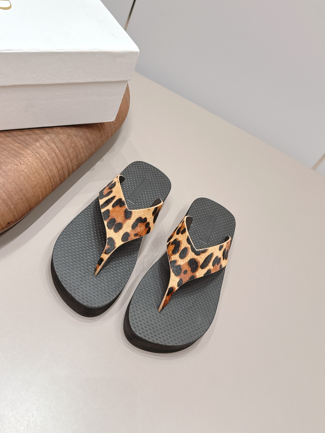 NO:872546,: Thick sole 'Exclusive top version' THE ROW niche trendy brand 26 vs spring and summer new sandal series... [Round-toe thong thick-soled sandals] The original version is better in comfort and wrapping. Full of personality, it is easy to match with various styles of clothes... Fabric: Original customized horse hair/oil edge craftsmanship Lining: Original customized sheepskin Foot: Original molded foam molding Outsole: Original molded foam combination sole Bottom thickness: 3.5cm Packing:  Original full set of packaging Number of yards: 35-39 (40. Customization is non-returnable) Colors are updated simultaneously on the official website, split-toe shoes, sandals, sheepskin19860909: 厚底 《独家顶级版本》 THE ROW小众潮牌26vs春夏新款凉鞋系列……【圆头夹趾厚底凉拖】 原版一比一打造舒适度、包裹性都比较好.个性十足,很好驾驭各种风格衣服搭配…… 面料: 原版定制马毛/油边工艺 内里: 原版定制羊皮 垫脚: 原版开模发泡成型 大底: 原版开模发泡组合底 底厚: 3.5cm 包装: 原版全套包装 码数: 35-39（40.定制不退换） 颜色官网同步更新,分趾鞋,sandals,sheepskin,Women's Shoes