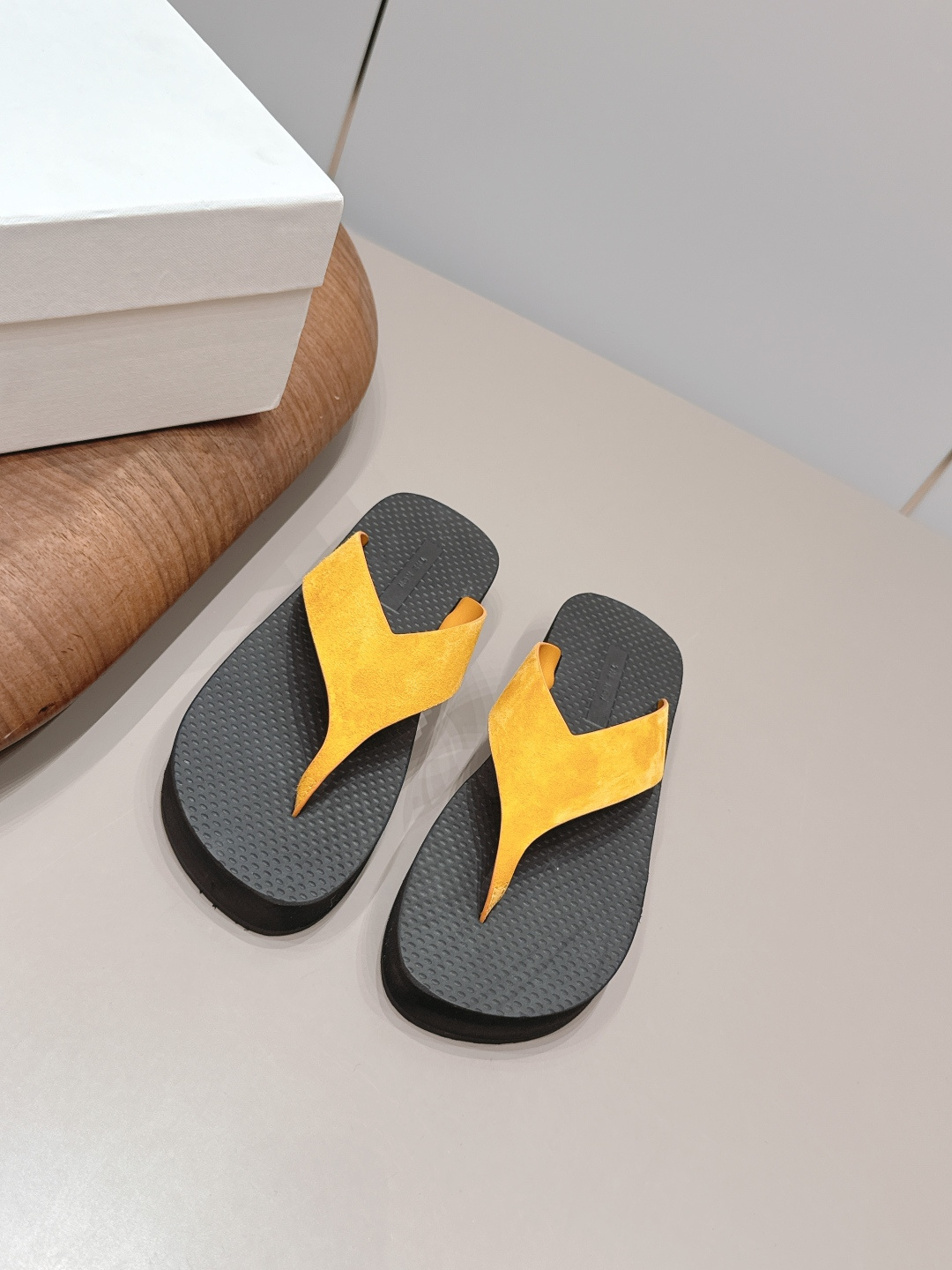 NO:872554,: Thick sole 'Exclusive top version' THE ROW niche trendy brand 26 vs spring and summer new sandal series... [Round-toe thong thick-soled sandals] The original version is better in comfort and wrapping. Full of personality, it is easy to match with various styles of clothes... Fabric: Original customized cashmere/oil edge craftsmanship Lining: Original customized sheepskin Foot: Original molded foam molding Outsole: Original molded foam combination sole Bottom thickness: 3.5cm Packing:  Original full set of packaging Number of yards: 35-39 (40. Customization is non-returnable) Colors are updated simultaneously on the official website, split-toe shoes, sandals, sheepskin19860909: 厚底 《独家顶级版本》 THE ROW小众潮牌26vs春夏新款凉鞋系列……【圆头夹趾厚底凉拖】 原版一比一打造舒适度、包裹性都比较好.个性十足,很好驾驭各种风格衣服搭配…… 面料: 原版定制羊绒/油边工艺 内里: 原版定制羊皮 垫脚: 原版开模发泡成型 大底: 原版开模发泡组合底 底厚: 3.5cm 包装: 原版全套包装 码数: 35-39（40.定制不退换） 颜色官网同步更新,分趾鞋,sandals,sheepskin,Women's Shoes