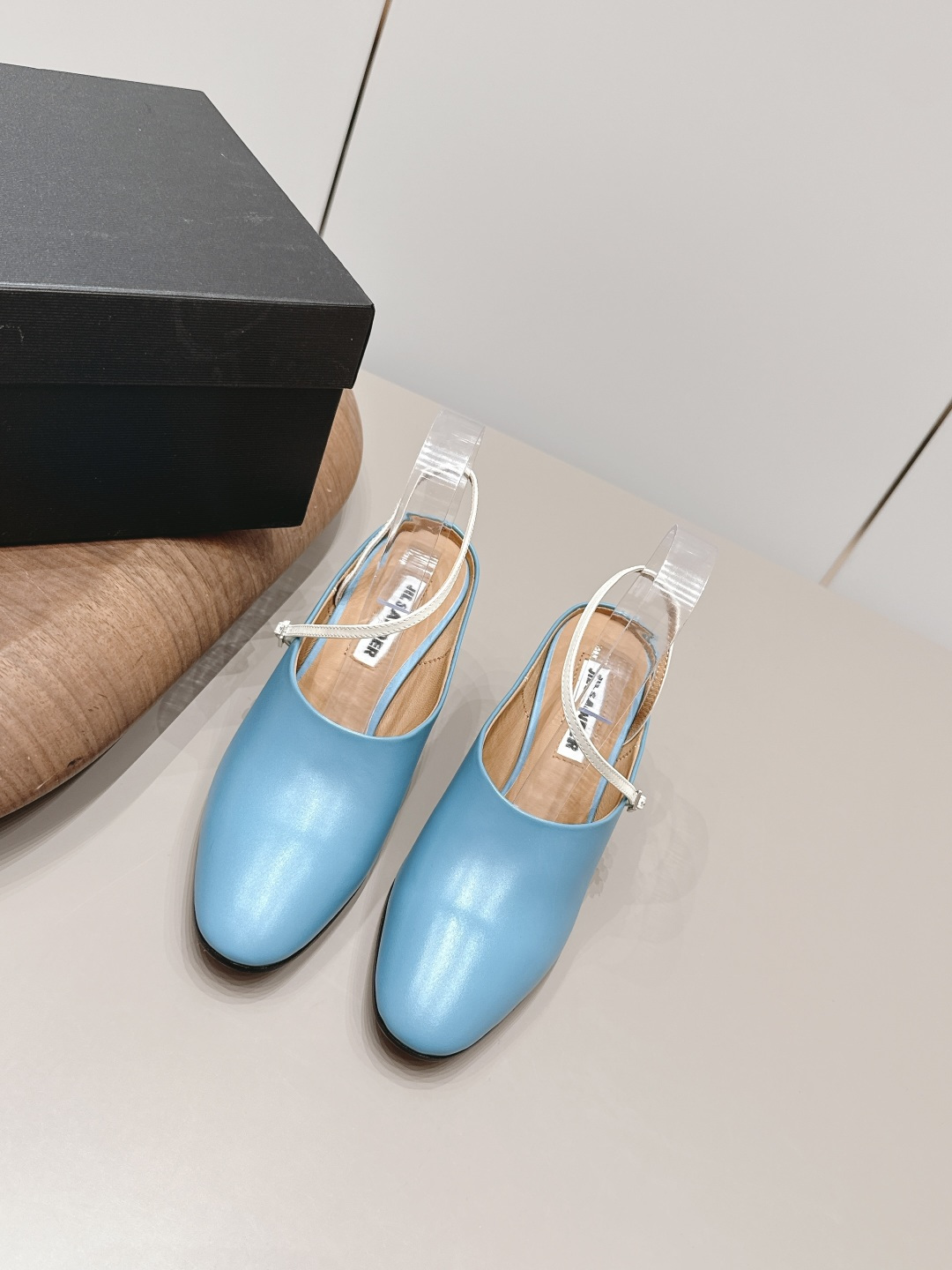 NO:872589,: [Exclusive top version] JIL SANDER 26vs spring and summer fashion new shoe series...[Round toe thick heel half slippers] A must-have style that fashionistas must not miss, without any complicated decoration, excellent vintage texture, pure and minimalist, neat and poetic, super versatile and easy to dress... Fabric: Original customized cowhide Lining: Original customized sheepskin Foot pads: Original customized sheepskin Outsole:  Original customized genuine leather outsole Size: 35-39 (40. Customization is non-refundable) Packaging: Original full set of packaging Heel height: 8cm, high heels and sandals, jil sander, jil sander, sandals, high heels, cowhide, sheepskin, Leather soles19860909:【独家顶级版本】 JIL SANDER吉尔桑达26vs春夏时装新款单鞋系列…【圆头粗跟半拖单鞋】 时髦精绝对不能错过的必入款,没有任何繁杂装饰,质感极好的vintage感,纯粹和极简做得利落又诗意 超级百搭不易装款…… 面料: 原版定制牛皮 内里: 原版定制羊皮 垫脚: 原版定制羊皮 大底: 原版定制真皮大底 码数: 35-39（40.定制不退换） 包装: 原版全套包装 跟高: 8cm,高跟鞋凉鞋,jil sander,jil sander,sandals,high heels,cowhide,sheepskin,Leather soles,Women's Shoes