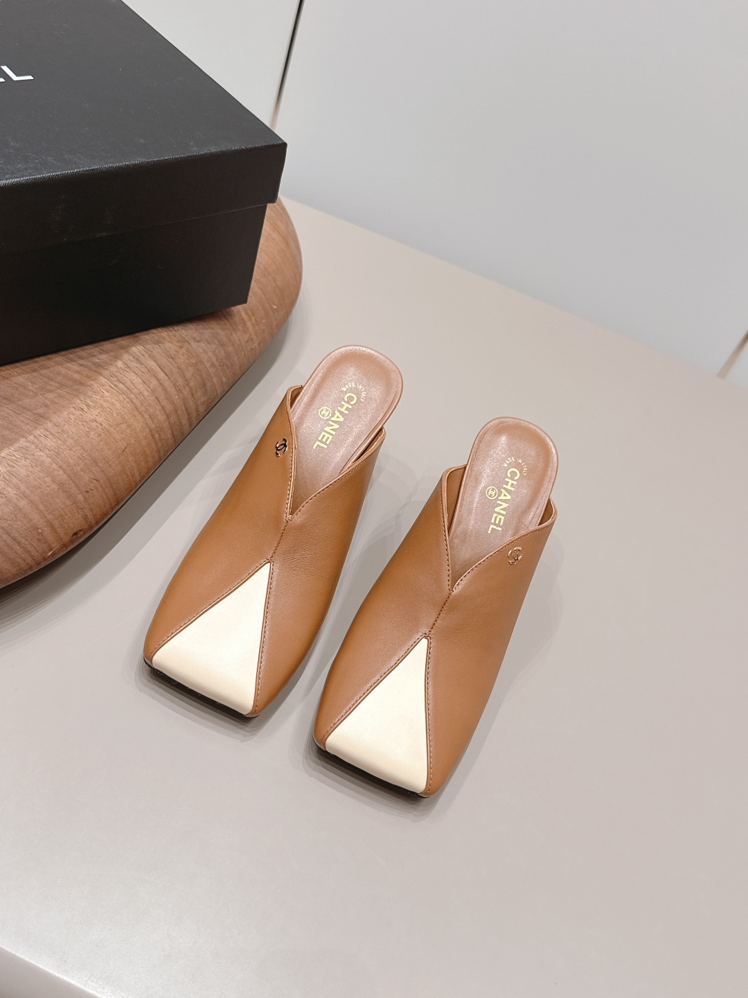 NO:872604,: 'Exclusive top version' CHANE* Xiaoxiang 26vs the latest fashion shoe series in the spring and summer counters... [Square-toe half-slip shoes] Ms. Chanel loves simplicity and irresistibility. The combination shows a unique dressing style, free mix and match to shine in place and follow the fashionable pace of Grandma Xiang!  !  !  The top-notch craftsmanship and texture are perfectly presented. No matter any details, you can compare them with the counters. You can enter and exit the counters at will with the best quality products!  !  Fabric: Original customized sheepskin Lining: Original customized sheepskin Foot pads: Original customized sheepskin Outsole: Original customized leather sole Heel height: 6.5cm Size: 35-39 (40.41. Customization is non-returnable) Packaging: Original full set of packaging Color: Official website updated simultaneously, semi-high heels, chanel, chanel, high heels, sheepskin19860909: 《独家顶级版本》 CHANE*小香26vs春夏专柜最新时装单鞋系列……【方头半拖单鞋】 香奈儿女士钟爱简约又难以抗拒系 搭配展现与众不同的穿搭风格、自由混搭闪耀到位跟紧香奶奶时尚步伐！！！ 顶级工艺质感完美呈现,无论任何细节均可对比专柜,最好级别的顶级货,随意进出专柜！！ 面料: 原版定制羊皮 内里: 原版定制羊皮 垫脚: 原版定制羊皮 大底: 原版定制真皮底 跟高: 6.5cm 码数: 35-39（40.41.定制不退换） 包装: 原版全套包装 颜色:官网同步更新,半拖高跟鞋,chanel,chanel,high heels,sheepskin,Women's Shoes