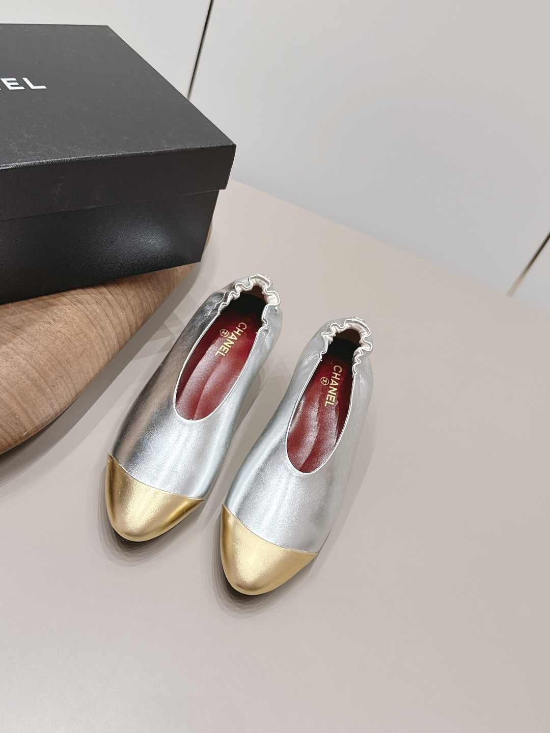 NO:872609,: 'Exclusive top version' CHANE* Xiaoxiang 26 vs the latest fashion shoe series in the spring and summer counters... [Round-toe wrinkled shoes] Ms. Chanel loves simple and irresistible styles. The combination shows a unique dressing style, free mix and match to shine in place and follow the fashionable pace of Grandma Tongxiang!  !  !  The top-notch craftsmanship and texture are perfectly presented. No matter any details, you can compare them with the counters. You can enter and exit the counters at will with the best quality products!  !  Fabric: Original customized sheepskin/wrinkled process Lining: Original customized sheepskin Foot pads: Original customized sheepskin Outsole: Original customized leather sole Heel height: 4.5cm Size: 35-39 (40.41. Customization is non-returnable) Packaging: Original full set of packaging Color: Official website updated simultaneously, high-heeled shoes, chanel, chanel, high heels, sheepskin19860909: 《独家顶级版本》 CHANE*小香26vs春夏专柜最新时装单鞋系列……【圆头拉皱单鞋】 香奈儿女士钟爱简约又难以抗拒系 搭配展现与众不同的穿搭风格、自由混搭闪耀到位跟紧香奶奶时尚步伐！！！ 顶级工艺质感完美呈现,无论任何细节均可对比专柜,最好级别的顶级货,随意进出专柜！！ 面料: 原版定制羊皮/拉皱工艺 内里: 原版定制羊皮 垫脚: 原版定制羊皮 大底: 原版定制真皮底 跟高: 4.5cm 码数: 35-39（40.41.定制不退换） 包装: 原版全套包装 颜色:官网同步更新,高跟鞋单鞋,chanel,chanel,high heels,sheepskin,Women's Shoes