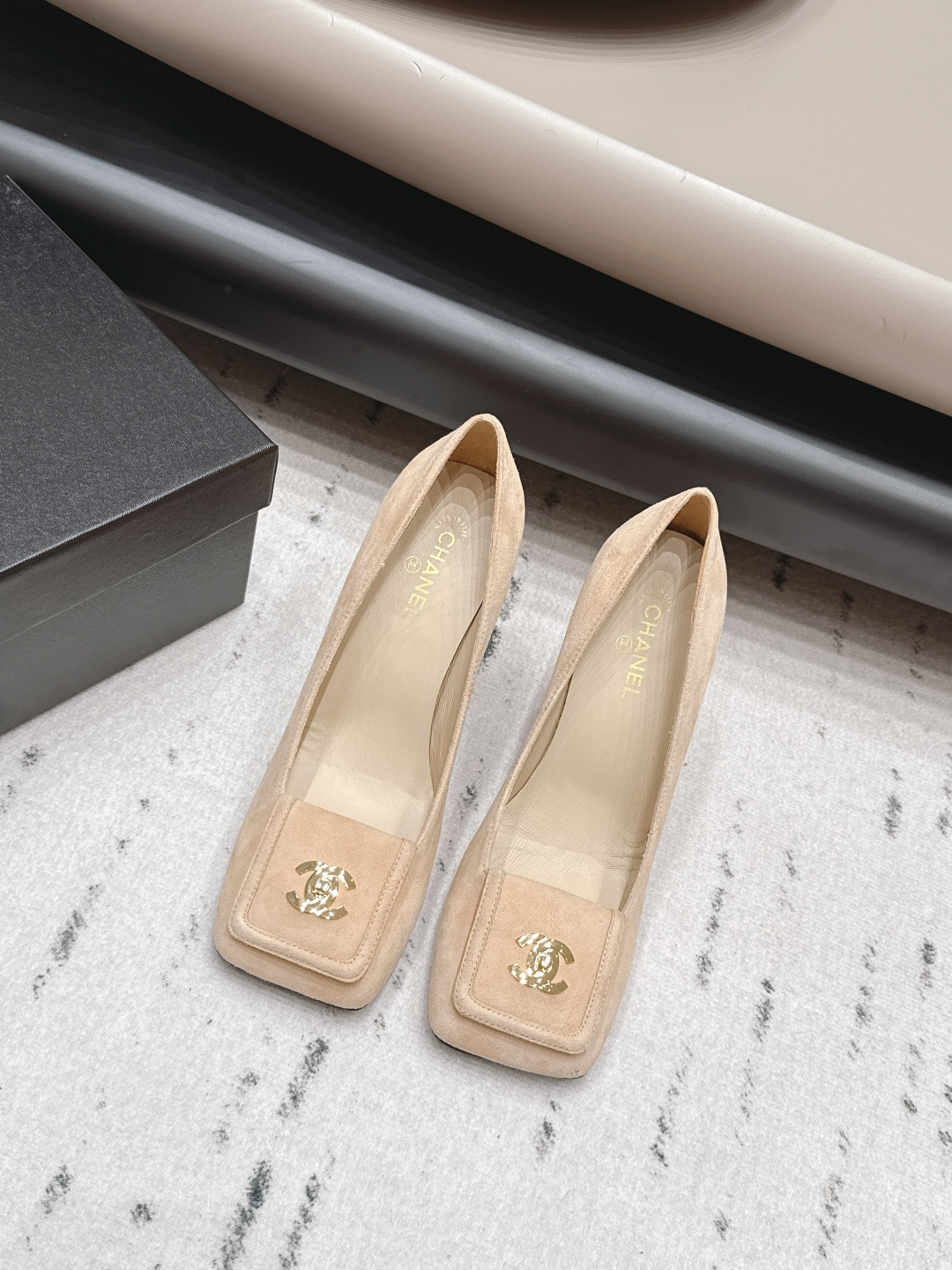 NO:872566,: 'Exclusive top version' CHANE* Xiaoxiang 26 vs the latest fashion shoe series in the spring and summer counter... [Square-toe lock high-heeled shoes] Ms. Chanel loves simplicity and irresistibility. The combination shows a unique dressing style, free mix and match to shine in place and follow the fashionable pace of Grandma Xiang!  !  !  The top-notch craftsmanship and texture are perfectly presented. No matter any details, you can compare them with the counters. You can enter and exit the counters at will with the best quality products!  !  Fabric: Original customized cashmere Lining: Original customized sheepskin Foot pads: Original customized sheepskin Outsole: Original customized leather sole Heel height: 8.5cm Size: 35-39 (40.41. Customization is non-refundable) Packaging: Original full set of packaging Color: Official website updated simultaneously, high-heeled shoes, chanel, chanel, high heels, sheepskin19860909: 《独家顶级版本》 CHANE*小香26vs春夏专柜最新时装单鞋系列……【方头锁扣高跟单鞋】 香奈儿女士钟爱简约又难以抗拒系 搭配展现与众不同的穿搭风格、自由混搭闪耀到位跟紧香奶奶时尚步伐！！！ 顶级工艺质感完美呈现,无论任何细节均可对比专柜,最好级别的顶级货,随意进出专柜！！ 面料: 原版定制羊绒 内里: 原版定制羊皮 垫脚: 原版定制羊皮 大底: 原版定制真皮底 跟高: 8.5cm 码数: 35-39（40.41.定制不退换） 包装: 原版全套包装 颜色:官网同步更新,高跟鞋单鞋,chanel,chanel,high heels,sheepskin,Women's Shoes