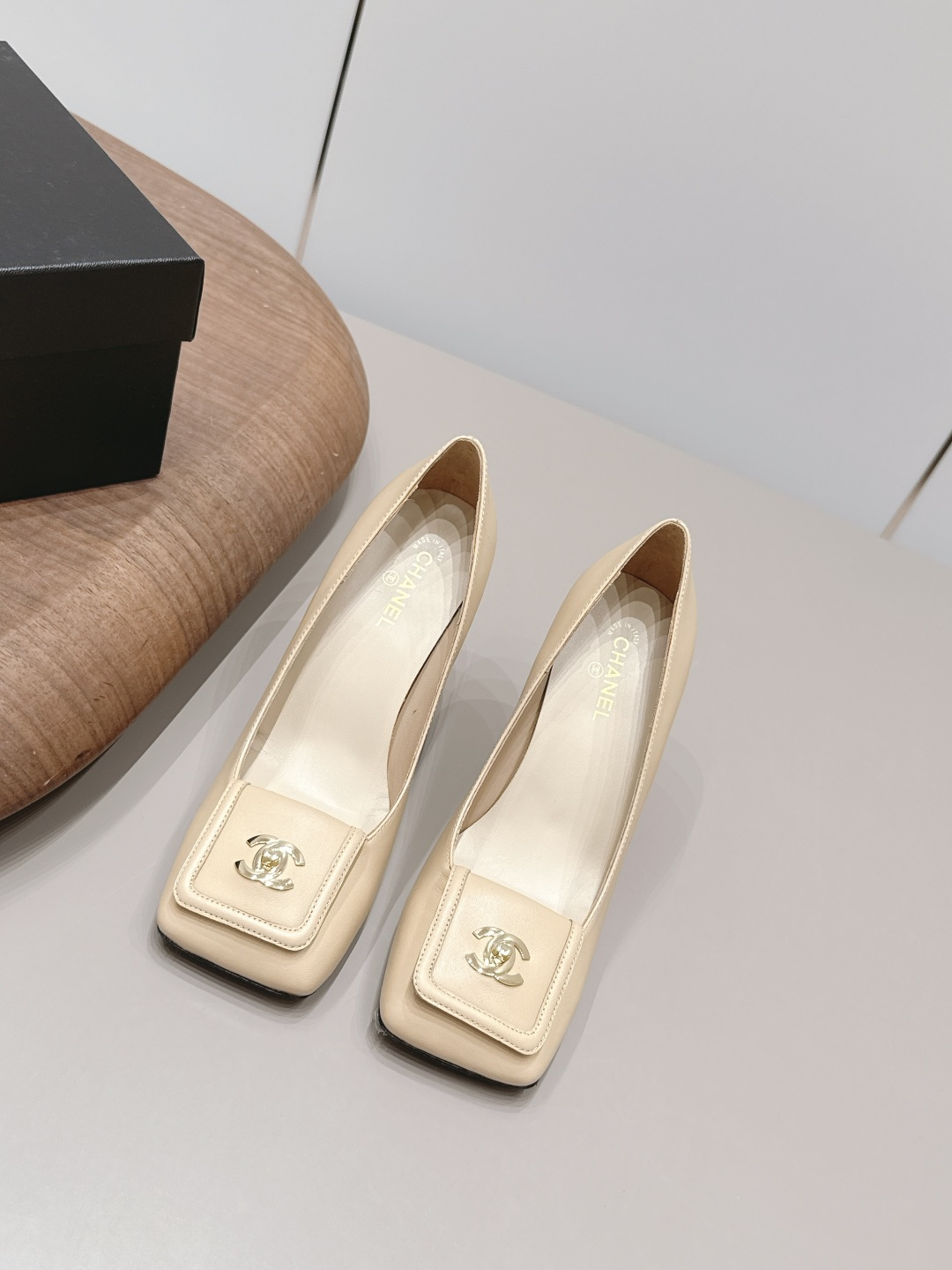 NO:872558,: 'Exclusive top version' CHANE* Xiaoxiang 26 vs the latest fashion shoe series in the spring and summer counter... [Square-toe lock high-heeled shoes] Ms. Chanel loves simplicity and irresistibility. The combination shows a unique dressing style, free mix and match to shine in place and follow the fashionable pace of Grandma Xiang!  !  !  The top-notch craftsmanship and texture are perfectly presented. No matter any details, you can compare them with the counters. You can enter and exit the counters at will with the best quality products!  !  Fabric: Original customized sheepskin Lining: Original customized sheepskin Foot pads: Original customized sheepskin Outsole: Original customized leather sole Heel height: 8.5cm Size: 35-39 (40.41. Customization is non-returnable) Packaging: Original full set of packaging Color: Official website updated simultaneously, high-heeled shoes, chanel, chanel, high heels, sheepskin19860909: 《独家顶级版本》 CHANE*小香26vs春夏专柜最新时装单鞋系列……【方头锁扣高跟单鞋】 香奈儿女士钟爱简约又难以抗拒系 搭配展现与众不同的穿搭风格、自由混搭闪耀到位跟紧香奶奶时尚步伐！！！ 顶级工艺质感完美呈现,无论任何细节均可对比专柜,最好级别的顶级货,随意进出专柜！！ 面料: 原版定制羊皮 内里: 原版定制羊皮 垫脚: 原版定制羊皮 大底: 原版定制真皮底 跟高: 8.5cm 码数: 35-39（40.41.定制不退换） 包装: 原版全套包装 颜色:官网同步更新,高跟鞋单鞋,chanel,chanel,high heels,sheepskin,Women's Shoes