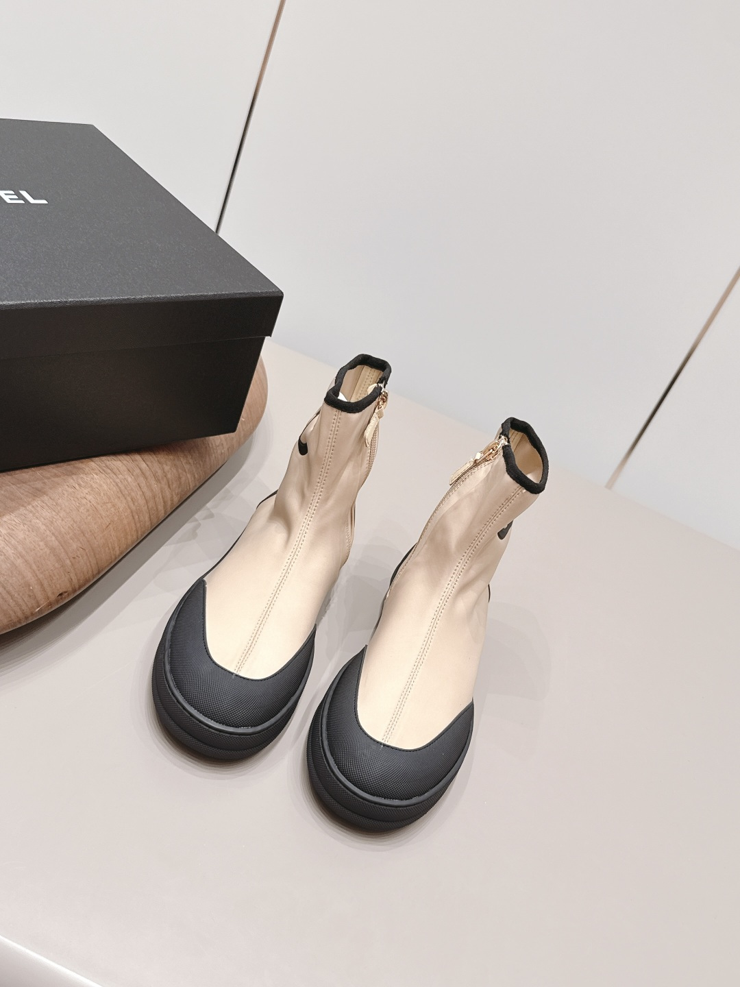 NO:872507,: 'Exclusive top version' CHANE* Xiaoxiang 26 vs the latest elastic boots series for spring and summer... [Round-toe elastic short boots] Ms. Chanel loves simple and irresistible styles. The combination shows a unique dressing style, free mix and match to shine in place and follow the fashionable pace of Grandma Jinxiang!  !  !  The top-notch craftsmanship and texture are perfectly presented. No matter any details, you can compare them with the counters. You can enter and exit the counters at will with the best quality products!  !  Fabric: Original customized stretch Lycra Lining: Original customized stretch Lycra Foot: Original customized sheepskin Outsole: Original molded TPU molded sole Heel height: 3cm Size: 35-39 (40.41 customization is non-returnable) Packaging: Original full set of packaging Color: Official website updated simultaneously, boots, chanel, chanel, boots, sheepskin19860909: 《独家顶级版本》 CHANE*小香26vs春夏最新弹力靴系列……【圆头弹力短靴】 香奈儿女士钟爱简约又难以抗拒系 搭配展现与众不同的穿搭风格、自由混搭闪耀到位跟紧香奶奶时尚步伐！！！ 顶级工艺质感完美呈现,无论任何细节均可对比专柜,最好级别的顶级货,随意进出专柜！！ 面料: 原版定制弹力莱卡 内里: 原版定制弹力莱卡 垫脚: 原版定制羊皮 大底: 原版开模TPU成型底 跟高: 3cm 码数: 35-39（40.41定制不退换） 包装: 原版全套包装 颜色:官网同步更新,靴子,chanel,chanel,boots,sheepskin,Women's Shoes