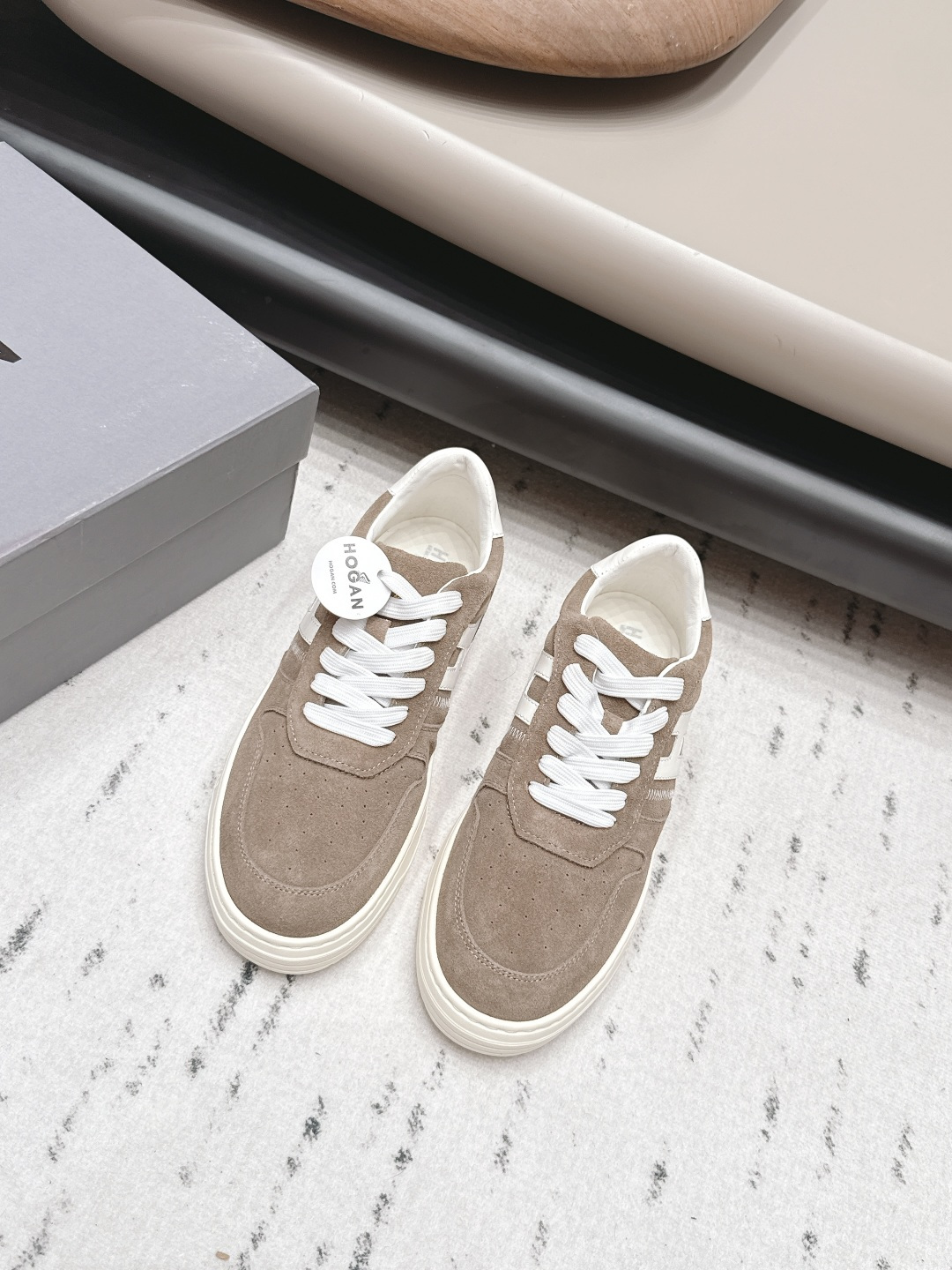 NO:872513,: Couple's 'Exclusive Top Version' HOGAN/2026vs the latest casual hot-selling series in spring and summer... [Color-blocking Casual Shoes for Couples] Popular H Color-blocking Technology ~ The exquisite hand-made design of casual sports shoes is integrated with military uniform elements, part-time practical and personalized styling; multiple materials are integrated into colorful creative inspiration, reconciling the brand's classic and trendy styles, lighting up casual daily life; Equipped with memory foam insole cushioning design, light and comfortable, glowing and lightweight, comfortable and diverse styles to wear ~~~  Fabric original customized cowhide/cow leather/color matching Original customized sheepskin lining Original customized injection molded pads Original open molded TPU molded outsole (sole thickness 3cm) Size 35-44 (female 40, male 45. Customized) Original full set of packaging Color official website updated simultaneously, casual shoes/sports shoes, sneakers, cowhide, sheepskin19860909: 情侣《独家顶级版本》 HOGAN/2026vs春夏最新休闲爆款系列……【情侣拼色休闲鞋】 流行 H拼色工艺~休闲运动鞋履精湛手工设计融入军装元素,兼职实用与个性造型感;多元材质融入缤纷创作灵感,调和品牌经典与潮流格调,点亮休闲日常;搭载记忆泡沫内底缓震设计,轻盈舒适,焕呈轻巧,舒适多元化风格穿搭~~~ 面料原版定制牛皮/牛猄/拼色 内里原版定制羊皮 垫脚原版定制注塑成型垫 大底原版开模TPU成型底（底厚3cm) 码数35-44（女40.男45.定制） 包装原版全套包装 颜色官网同步更新,休闲鞋/运动鞋,sneakers,cowhide,sheepskin,Women's Shoes