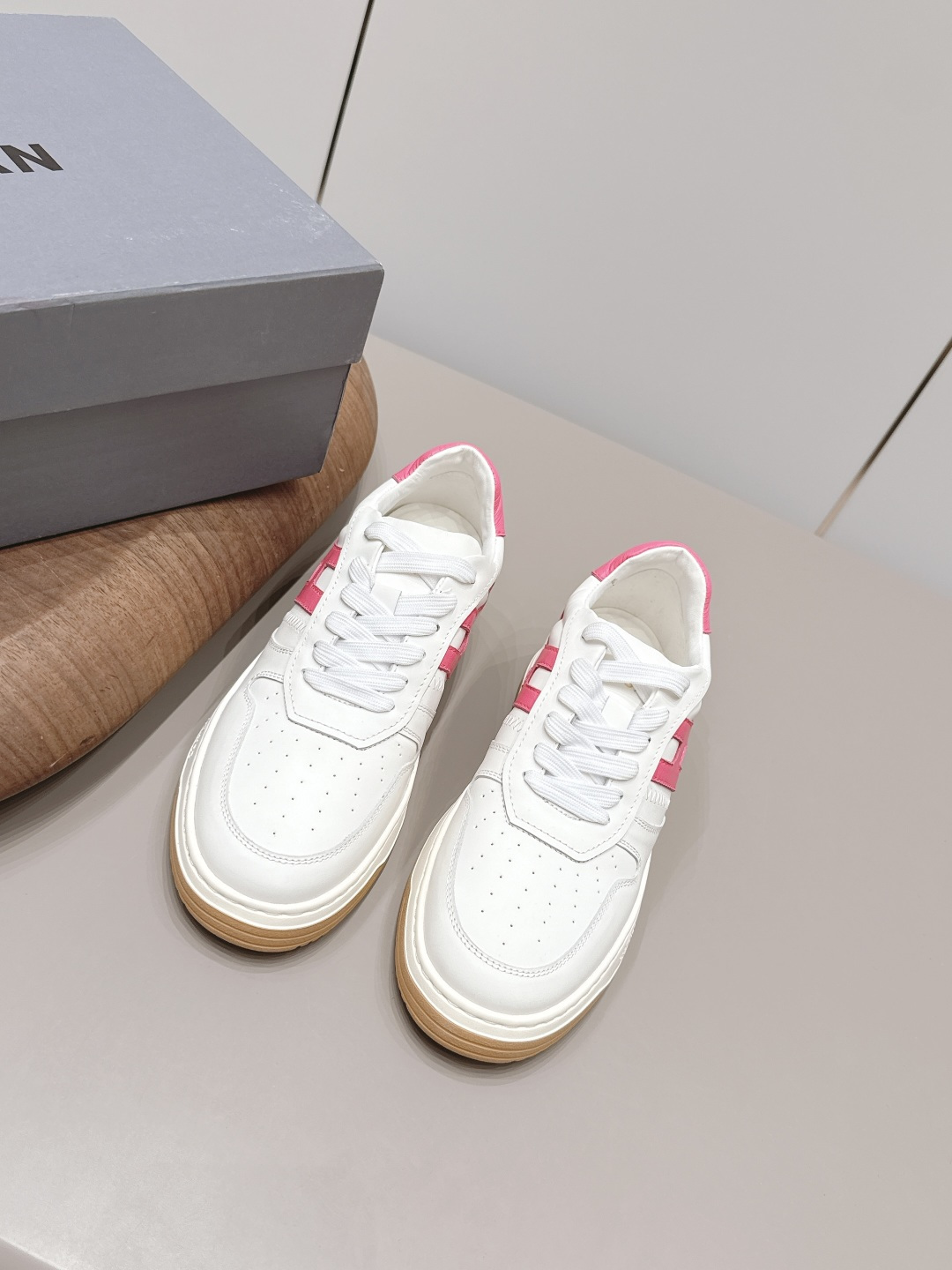 NO:872515,: Couple's 'Exclusive Top Version' HOGAN/2026vs the latest casual hot-selling series in spring and summer... [Color-blocking Casual Shoes for Couples] Popular H color-blocking technology ~ exquisite hand-made design of casual sports shoes incorporates military uniform elements, part-time practicality and personalized styling; multiple materials incorporate colorful creative inspiration, harmonizing brand classics and trendy styles, brightening casual daily life; equipped with memory foam insole cushioning design, light and comfortable, glowing and lightweight, comfortable and diversified styles to wear ~~~ Fabric Original custom cowhide/color-blocking  Original custom-made sheepskin lining, original custom-made injection-molded pads for feet, original open-molded TPU molded sole for the outsole (sole thickness 3cm), size 35-44 (40 for women, 45 for men, customized), original full set of packaging, colors updated simultaneously on the official website, casual shoes/sports shoes, sneakers, cowhide, sheepskin19860909: 情侣《独家顶级版本》 HOGAN/2026vs春夏最新休闲爆款系列……【情侣拼色休闲鞋】 流行 H拼色工艺~休闲运动鞋履精湛手工设计融入军装元素,兼职实用与个性造型感;多元材质融入缤纷创作灵感,调和品牌经典与潮流格调,点亮休闲日常;搭载记忆泡沫内底缓震设计,轻盈舒适,焕呈轻巧,舒适多元化风格穿搭~~~ 面料原版定制牛皮/拼色 内里原版定制羊皮 垫脚原版定制注塑成型垫 大底原版开模TPU成型底（底厚3cm) 码数35-44（女40.男45.定制） 包装原版全套包装 颜色官网同步更新,休闲鞋/运动鞋,sneakers,cowhide,sheepskin,Women's Shoes