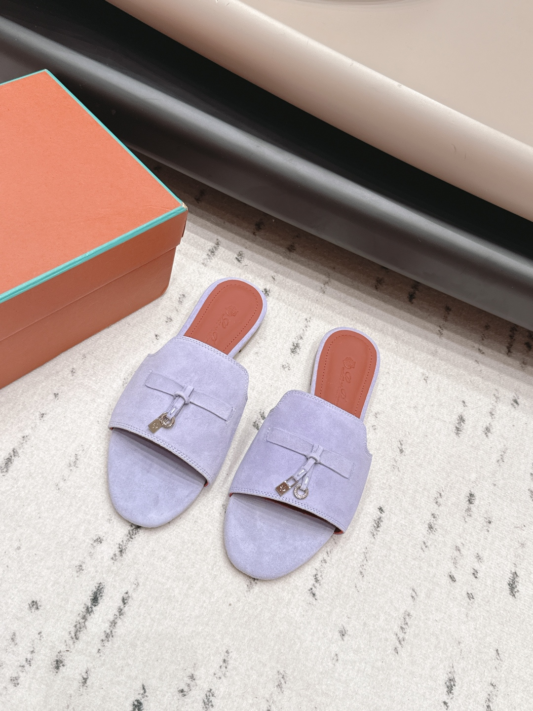 NO:872538,: 'Exclusive top version' Lor*Pian*26vs spring and summer hot sandal series... [Round toe lock sandals] High quality Loro Piana top authentic grade buy the original 1:1 copy Founded the existing Loro Piana company on 24 March 194. The family operation is now the sixth generation, providing top quality products for customers who are discerning in taste and quality. Fabric: Original custom suede Lining: Original custom sheepskin Feet:  Original customized sheepskin outsole: Original customized genuine leather sole, code number 35-39 (40.41. Customization is not returnable) Packaging: fully upgraded packaging Color: official website updated simultaneously, slippers, loro piana, sandals, slippers, sheepskin, chamois leather19860909: 《独家顶级版本》  Lor*Pian*26vs春夏爆款凉鞋系列……【圆头锁扣凉拖】 高品质 Loro Piana 顶级正品级购买原版1:1复制 于194月24日一手创立现有的Loro Piana公司.家族经营至今已是第六代,为讲求品味及对质量有要求的顾客提供上等的优质商品 面料: 原版定制麂皮 内里: 原版定制羊皮 垫脚: 原版定制羊皮 大底: 原版定制真皮底 码数 35-39（40.41.定制不退换） 包装:全面升级包装 颜色:官网同步更新,拖鞋,loro piana,sandals,slippers,sheepskin,chamois leather,Women's Shoes